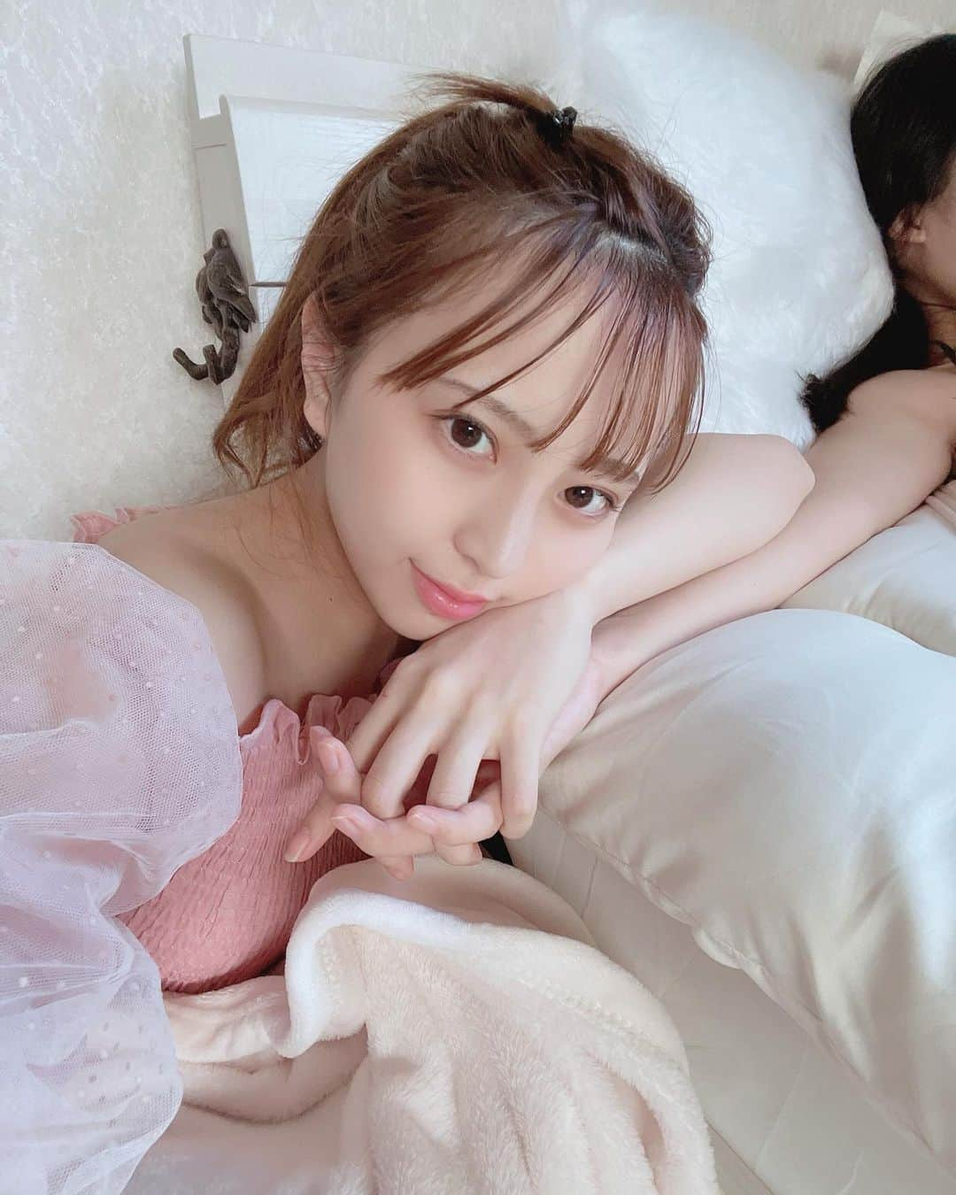 竹内星菜さんのインスタグラム写真 - (竹内星菜Instagram)「作業中の我が家に 幼馴染のゆきぷぅが家にやってきたんですけど 自分の家かのように、くつろいできたので 彼女感ある自撮り撮っといた😛💓 . . . #彼女感 #ポニーテール #竹内星菜 #自撮り . . この腕→@yukipuu212」7月31日 19時08分 - seina0227