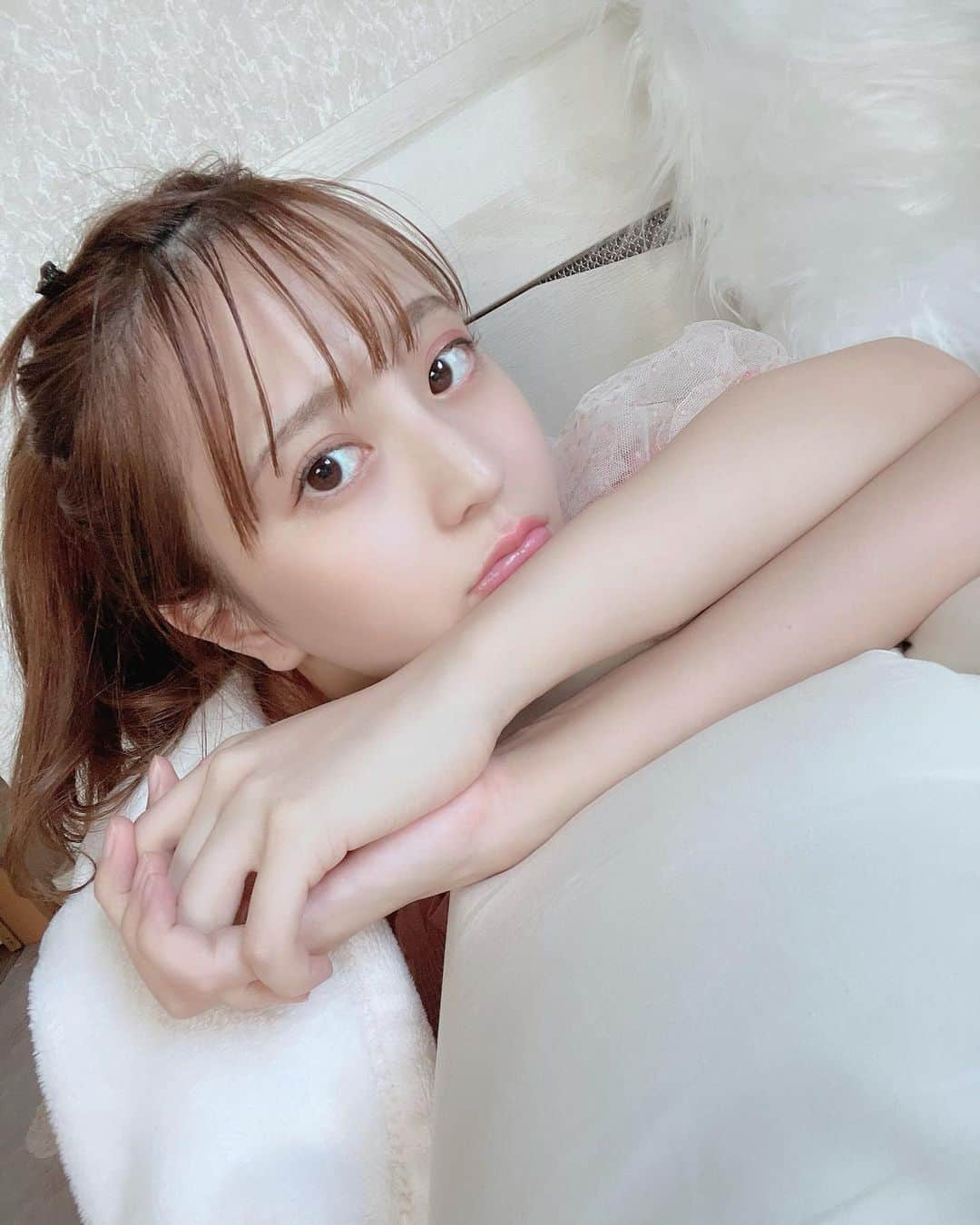 竹内星菜さんのインスタグラム写真 - (竹内星菜Instagram)「作業中の我が家に 幼馴染のゆきぷぅが家にやってきたんですけど 自分の家かのように、くつろいできたので 彼女感ある自撮り撮っといた😛💓 . . . #彼女感 #ポニーテール #竹内星菜 #自撮り . . この腕→@yukipuu212」7月31日 19時08分 - seina0227