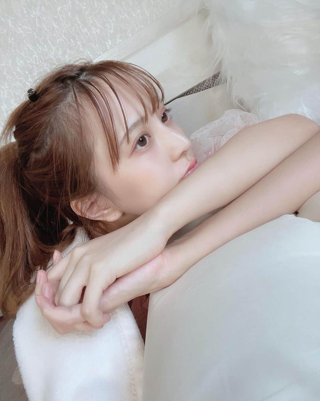 竹内星菜さんのインスタグラム写真 - (竹内星菜Instagram)「作業中の我が家に 幼馴染のゆきぷぅが家にやってきたんですけど 自分の家かのように、くつろいできたので 彼女感ある自撮り撮っといた😛💓 . . . #彼女感 #ポニーテール #竹内星菜 #自撮り . . この腕→@yukipuu212」7月31日 19時08分 - seina0227