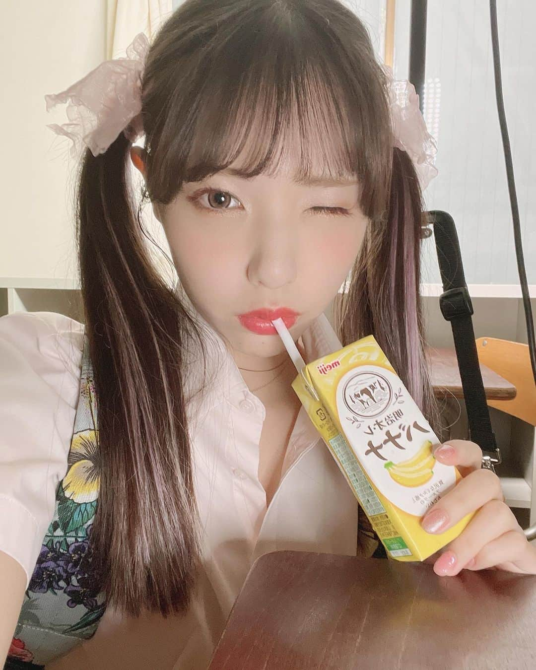 白桃はなさんのインスタグラム写真 - (白桃はなInstagram)「バナナミルク...？？  バナナのミルク？🍼」7月31日 19時09分 - hana_shirato