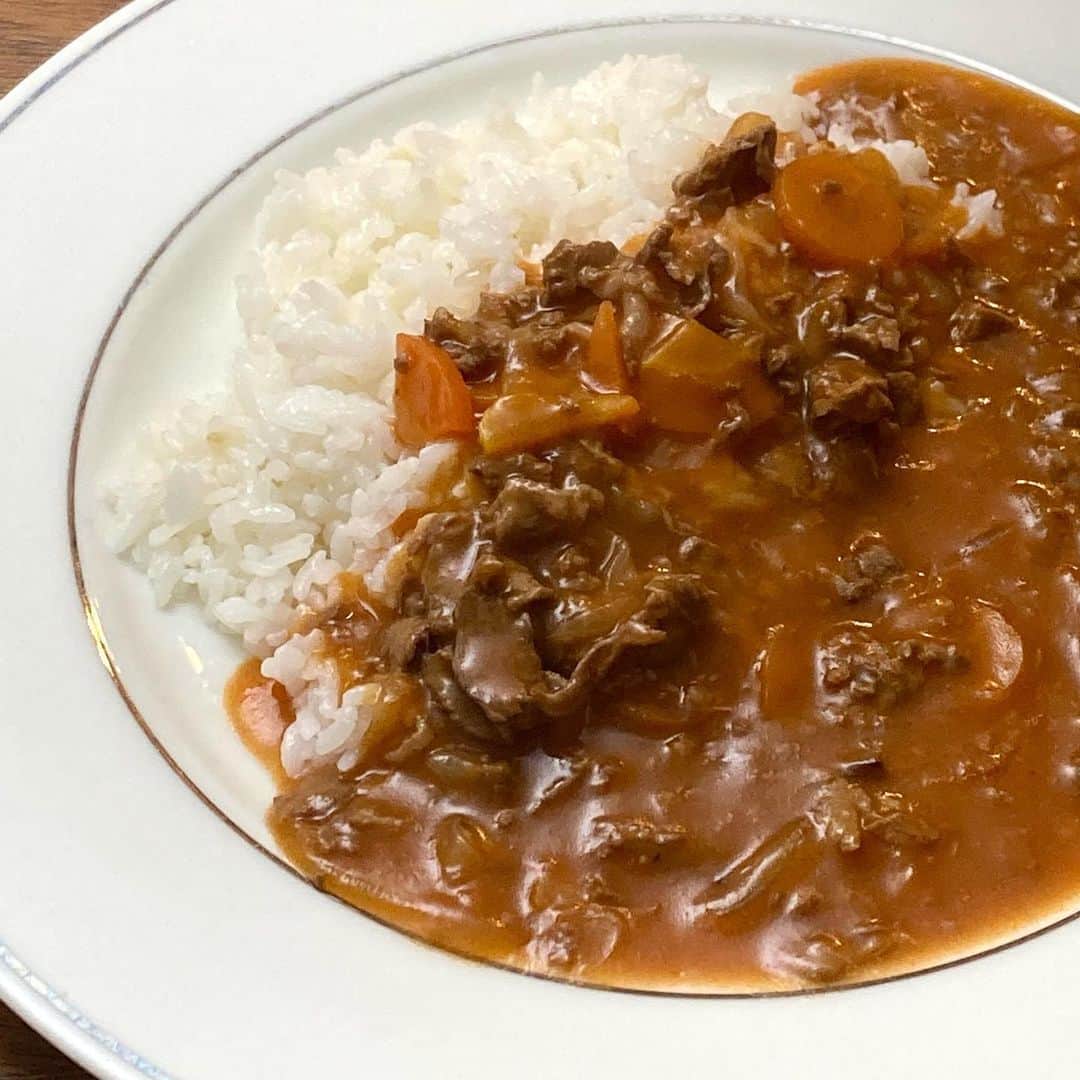 のインスタグラム：「得意料理は？と聞かれたら、たぶんハヤシライス。ルーを使わないこのハヤシライスは、高校生くらいからずっと作り続けている私の自信作。 今日は、ワクチン二回目の接種だったので、作り置きしておいてよかった。副反応出ませんように。  #ハヤシライス  #ルーを使わないハヤシライス  #おうちごはん  #ワクチン  #2回目   #hayashirice #dinner」