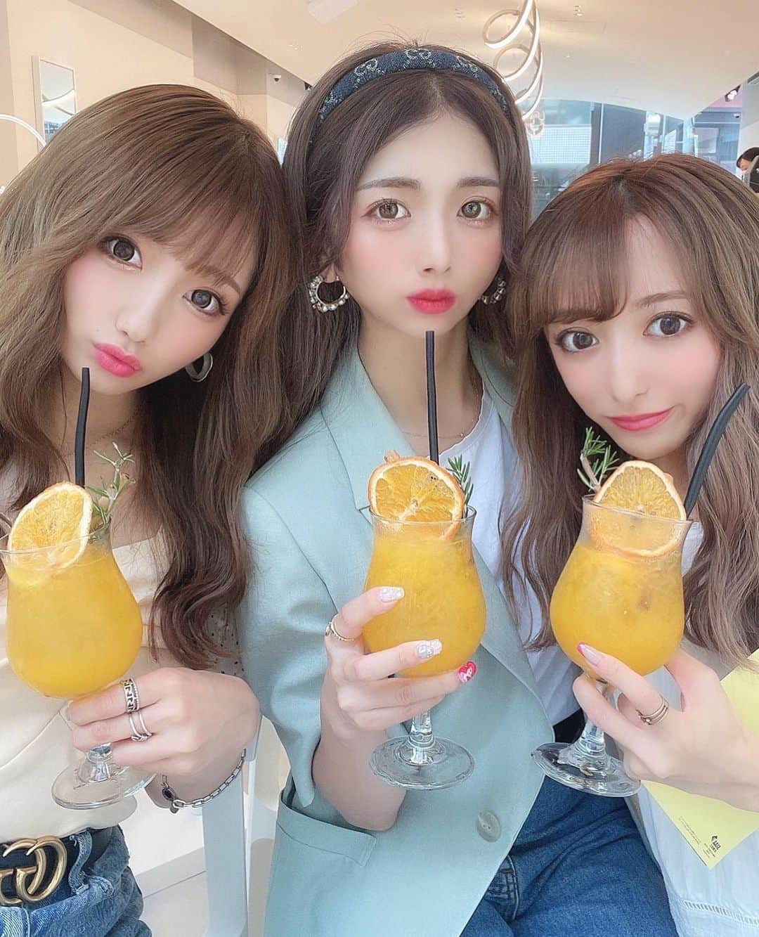 まゆぴちゅーさんのインスタグラム写真 - (まゆぴちゅーInstagram)「カフェ活女子( ˊᵕˋ )🧸🍊🧁𖤐⡱  えりんこちゃん @erinko0315  ひなた @saharahinata と3ショット🌼💕  可愛い子と可愛いカフェはテンション上がります💋  これからもたくさんいろんなカフェ行きたい♡ . . . #カフェ巡り #カフェ巡り部 #カフェ活 #カフェ好きな人と繋がりたい #表参道カフェ #青山カフェ #東京カフェ #インスタ映えカフェ #かふぇすたぐらむ #インフルエンサー #かわいいカフェ #ビジョビ」7月31日 19時14分 - mayu_03pichu