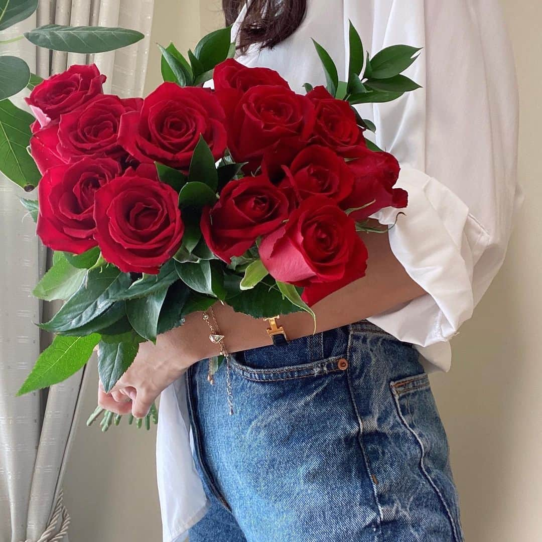 宮本あかりのインスタグラム：「𝟚𝟟🌹」