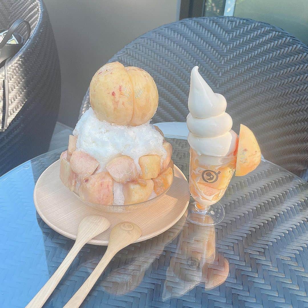藤城なみのインスタグラム：「ずっとカフェ活できて なかったんだけど 久々に行けた〜૮ . ̫ . ა🍑 . @358dacafe  . 桃美味しすぎて ほっぺた落ちた〜〜 みーみちゃんと半分こした！ . . . . . #恵比寿カフェ #カフェ活 #恵比寿スイーツ #かき氷　#ダカフェ」