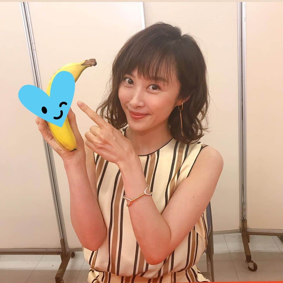 山口もえのインスタグラム：「・  バナナアート🍌ってご存知ですか❓ バナナの皮にチクチク針で刺して 絵を描くんです🍌👀✨ 時間が経つにつれて刺したところが黒くなって… まるで浮かび上がるように絵がでてきます。 画力はおいといて…笑 こういう地道な作業大好きなの💓 無我夢中になる瞬間がたまらないです。 こどもの頃リリアンも大好きだったな😍😍😍 長くなり過ぎてどうして良いかわからなかったけど…笑 そうそう！ アートした後のバナナの実は残さず食べました！  次回のプレバト！！📺是非ご覧ください♡  8月5日(木)19:00〜20:00 MBS「プレバト！！」  #バナナアート #地道な作業たまらなく好き #プレバト#TV #🍌#笑」