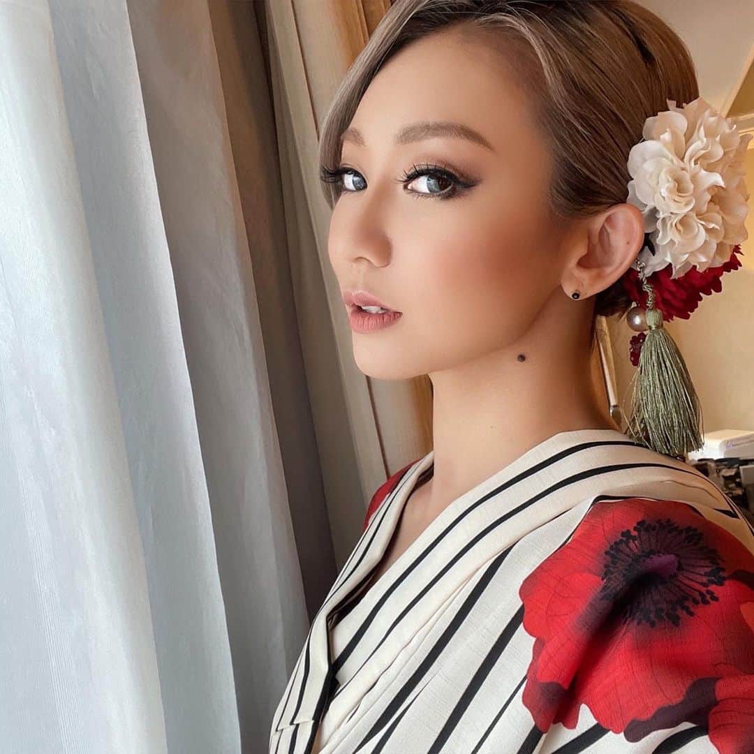 のインスタグラム：「. トークショー京都2公演目！ 出身地の京都凱旋！！ 当初はファイナルだった為、浴衣を準備させてもらっておりました❤️ お母さんに着付けてもらったよん💛 ⁡ #トークショー #京都 #衣装 #fashion #浴衣 #凱旋 #京女 #furifufurifu #kodakumi  #倖田來未」