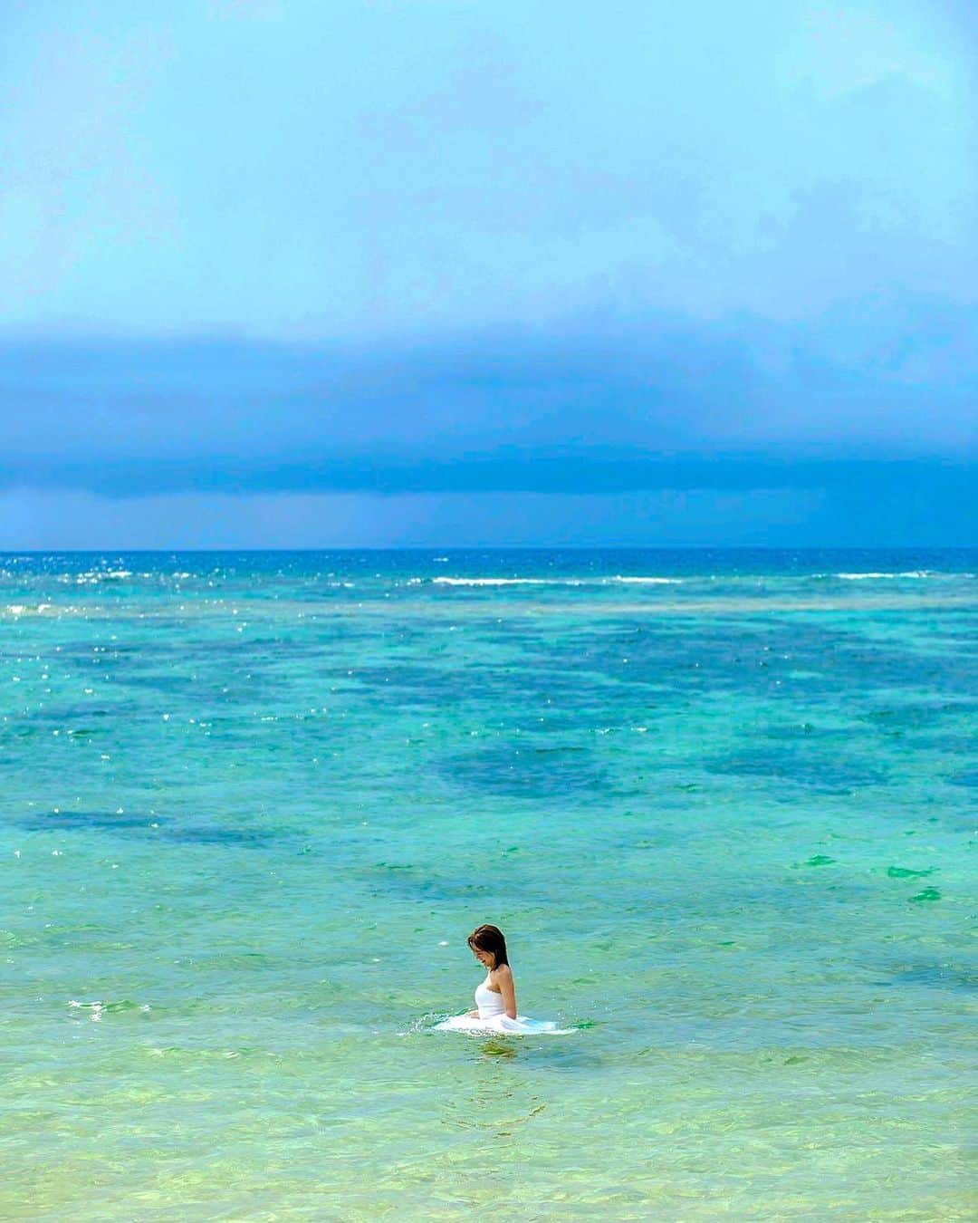 石井里奈さんのインスタグラム写真 - (石井里奈Instagram)「こんばんは✨ . 今日は過去写真の未公開シリーズ📸 (今週撮り溜め出来なかったの🤣笑) . ちょうど昨年の今頃はソロウェディングの撮影は沖縄へ🌺 この頃まだBTSをそこまで理解してなかったんだけど、この残波岬でBTSも同じポーズで写真撮った聖地ということで写真を撮らせていただいてモノマネさせていただいた写真📸笑 . 暑かったなぁ〜☀️ 見返すと何してるんだろと面白いシリーズ笑 . 早くマスクなしで気軽にどこでも旅行行けるようになりたいですね✨ . 7月もありがとうございました💕 8月からもよろしくお願いします♪ . #マリンドレス #海 #リゾートウェディング #ソロウェディング #マーメイド #mermaid #wedding #weddingdress #ウェディング #ウェディングドレス #resort #okinawa #沖縄ウェディング #沖縄旅行 #沖縄観光 #沖縄 #海 #ビーチ #結婚式 #結婚式前撮り #プレ花嫁 #ハワイ #hawaii #リゾート婚 #結婚式準備 #ビーチスタイル #ブライダルモデル #bridalmodel #bts #bts好きな人と繋がりたい #残波岬」7月31日 20時17分 - ri7tin1025