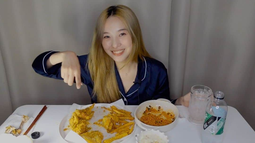 ダへ のインスタグラム：「오늘 먹방은 뿌링뿌링뿌링클😋 (feat. 신라면볶음면) 야식ASMR버전!오늘 밤 야식 치킨콜?😏  풀버전 프로필 링크 클릭!🤍  #뿌링클#뿌링클먹방#다혜가다했다#신라면볶음면#먹방#asmr#치킨먹방」