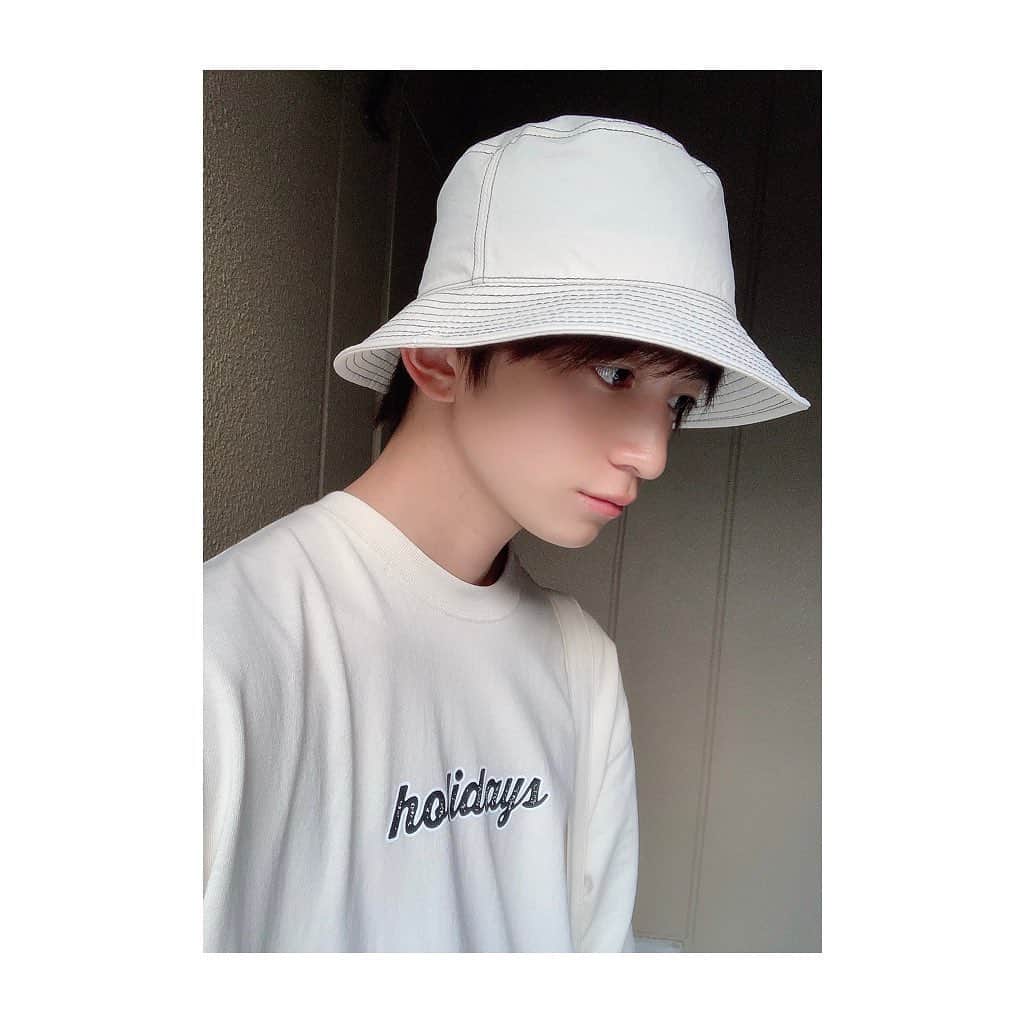 のインスタグラム：「horidays. 久々の自撮り投稿📸 白のバケットハット可愛い✌️  #ホワイトコーデ #horidays  #休日 #爽やかコーデ」