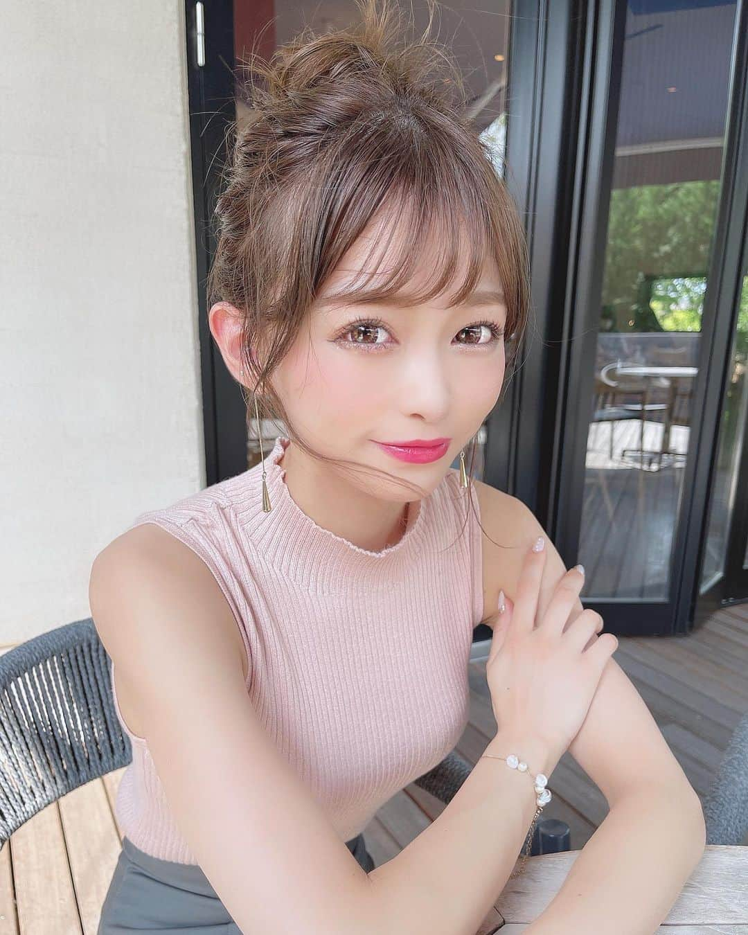 りなてぃさんのインスタグラム写真 - (りなてぃInstagram)「⁡ ⁡ ⁡ ⁡ ⁡ 何枚目がすき？🥺 ⁡ ⁡ ピンクな気分の日💗 これぐらいの髪色すきだなぁ〜☺️ ⁡ POP UPがひと段落したと思ったら autumn seasonの撮影準備でバタバタ🥺 ⁡ ぅうう〜。頭がぐるぐる😵‍💫💭 ⁡ ⁡ とりあえず明日は衣装探し！！！ 早めに寝よう😪 ⁡ ⁡ 自分の写真を見て、ケーキ食べだけなってる🍰 みんなはなんのケーキがすき？😋 ⁡ ⁡ @merue_official @merue_staff #merue #メルエ #カラコン #ootd #outfit #coordinate #fashion #コスメ好き  #自まつ毛メイク #りなてぃー ⁡ ⁡ ⁡ ⁡」7月31日 20時24分 - rinatea_25