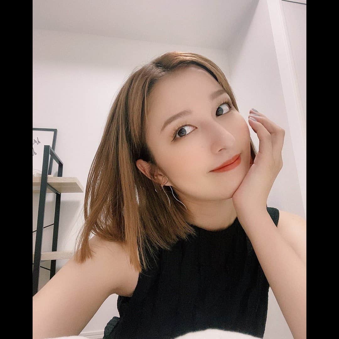 のインスタグラム：「前髪伸ばそうかまた悩んでる😵‍💫 いつも切っちゃうけど…笑 どっちが良いと思う⁇😂  #りかりこ#自撮り#双子#アクセサリー#ピアス#ゴールドアクセ#センター分け#ボブ#メイク#accessory#followｍe#me」