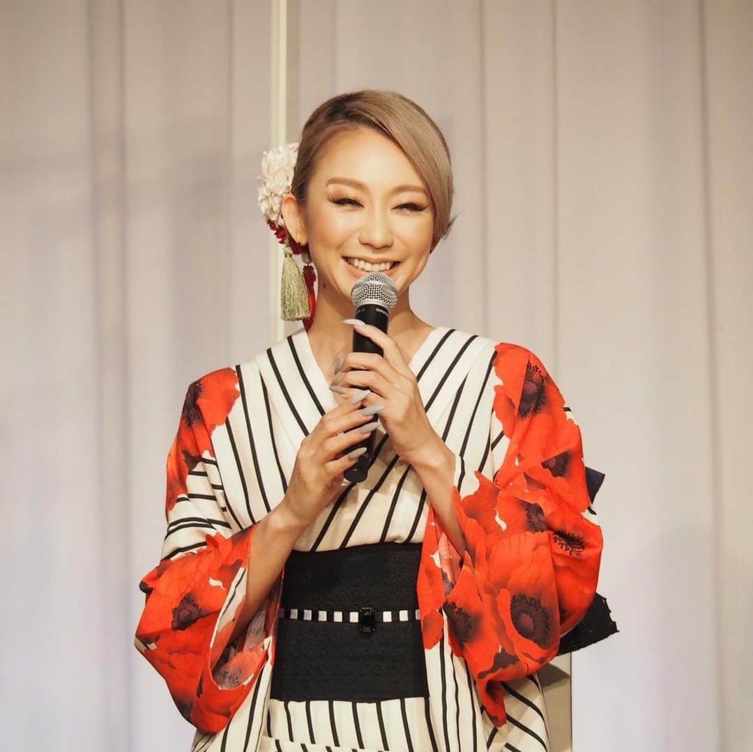倖田來未さんのインスタグラム写真 - (倖田來未Instagram)「. 京都のお客さん、お馴染みのファンの方もたくさんいらしてはりました！ ⁡ 京都での思い出も沢山できました！ ほんまありがとうございました！！ ⁡ #トークショー #京都 #衣装 #fashion #浴衣 #凱旋 #京女 #furifufurifu #kodakumi  #倖田來未」7月31日 20時42分 - kodakumi_official