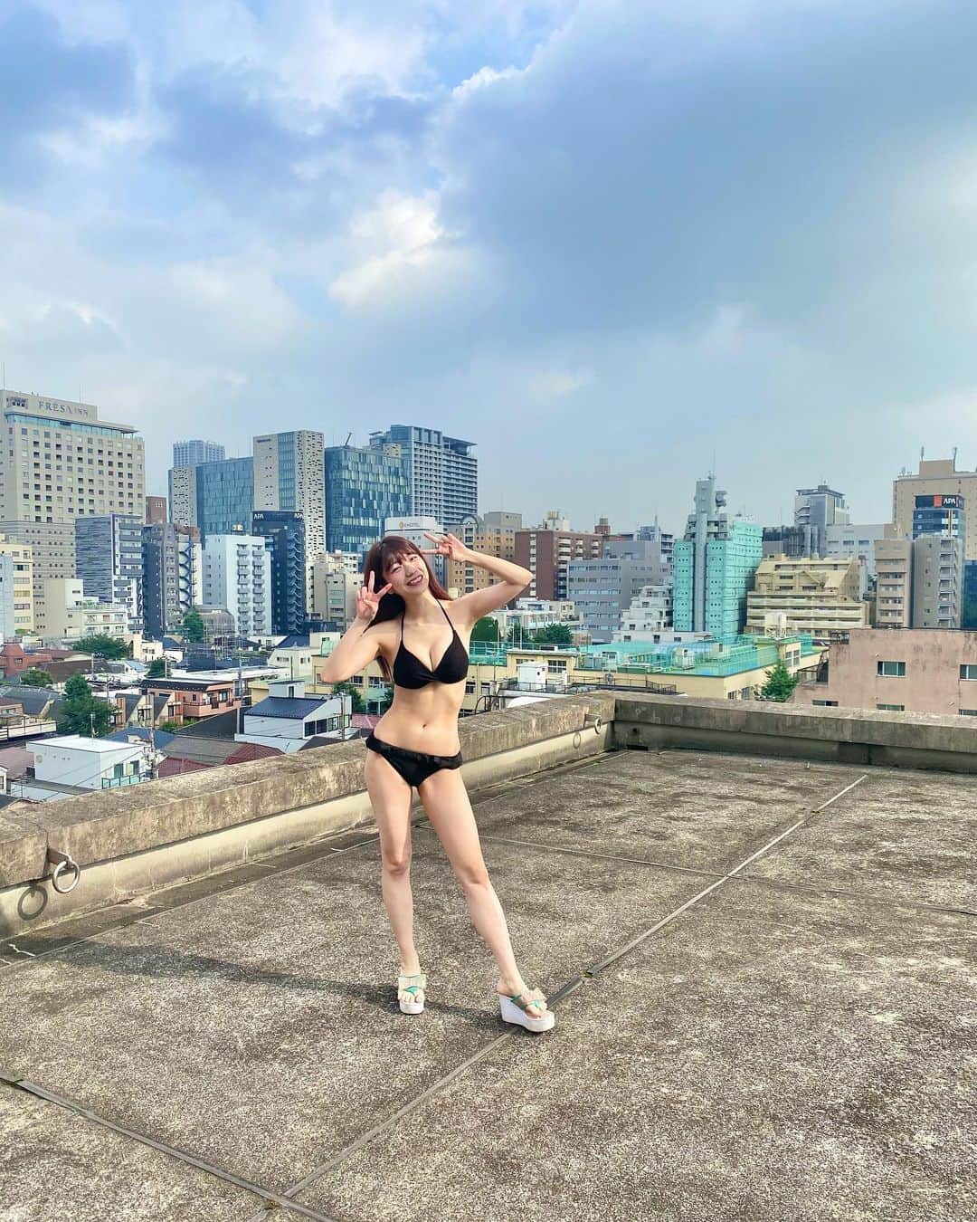 ぱいぱいでか美のインスタグラム：「去年の今日！ . 載せる写真ないなーと思いながら ちょうど一年前の写真見てみたら 水着だったんで載せときますね☺️笑 この時の肉体くらいになりてー！ 今はお腹と背中のうっすい縦線を取り戻すべく 筋トレを毎日少しはするようにしています。 . でか美祭が迫ってきました！あと8日！ 8/8はでか美祭で盛り上がりましょう〜！ 各種情報はハイライトにまとめてあります💖 . #水着 #ぱいぱいでか美 #でか美ちゃん」