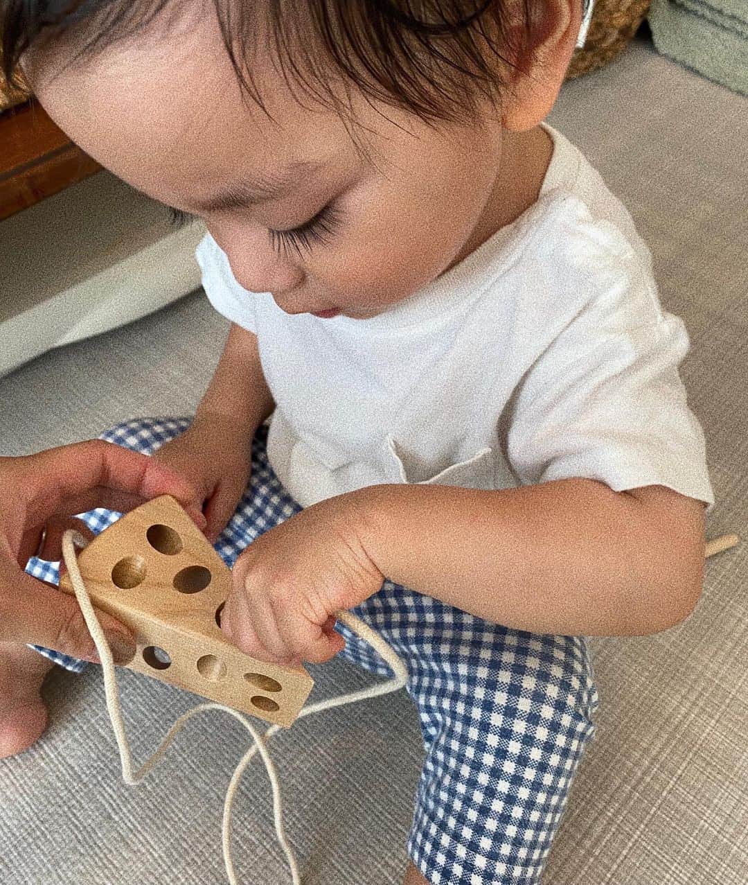 瀬戸サオリのインスタグラム：「🧀🤍🧀🤎🧀💛 . 息子のまつ毛が 羨ましいな〜👦🏻 今日も沢山遊んで 後は寝るだけ💤 ＿＿＿＿＿＿＿＿＿＿＿ #愛息子 #おもちゃ」