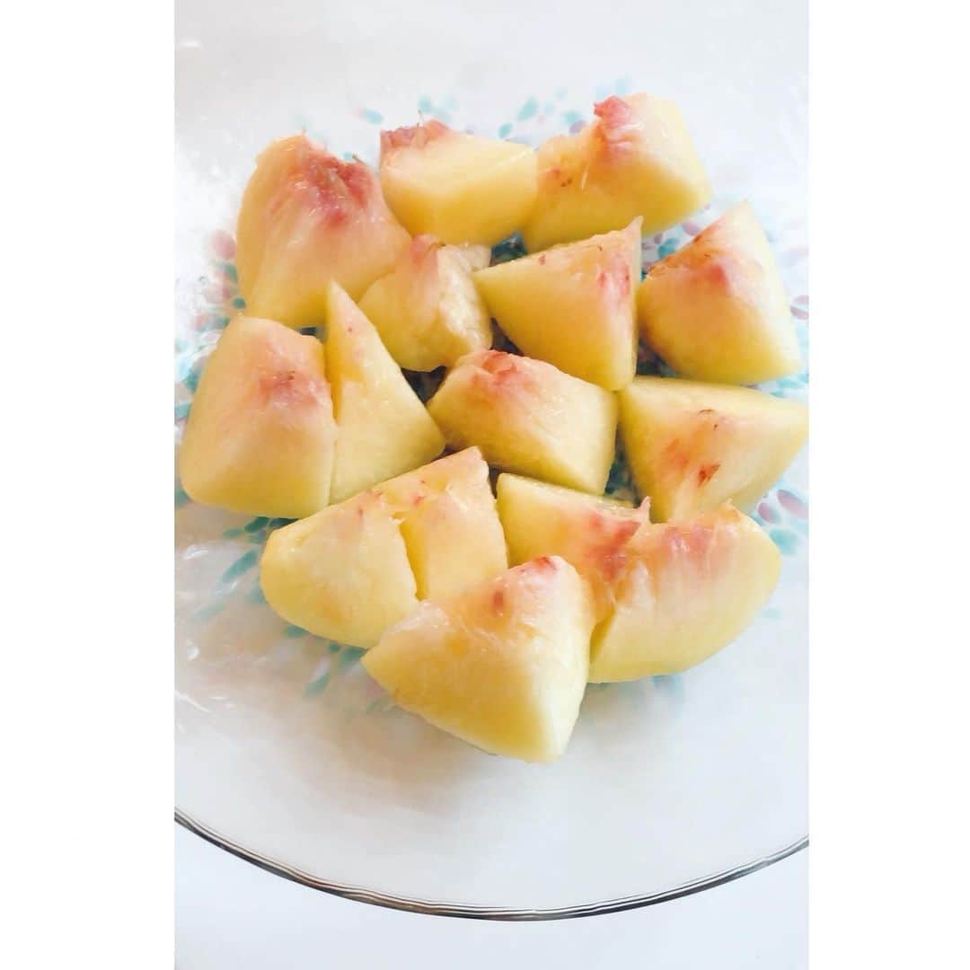 久慈暁子さんのインスタグラム写真 - (久慈暁子Instagram)「* 今朝「桃が食べたい」 という話をしていたら、 「たまたま桃を持ってきたよ」ということで、 西山さんから #岡山の桃 を いただきました🍑🤍 上品な香りと甘い果肉を 楽しみました☺️ * #桃 #白桃」7月31日 21時26分 - kuji_akiko