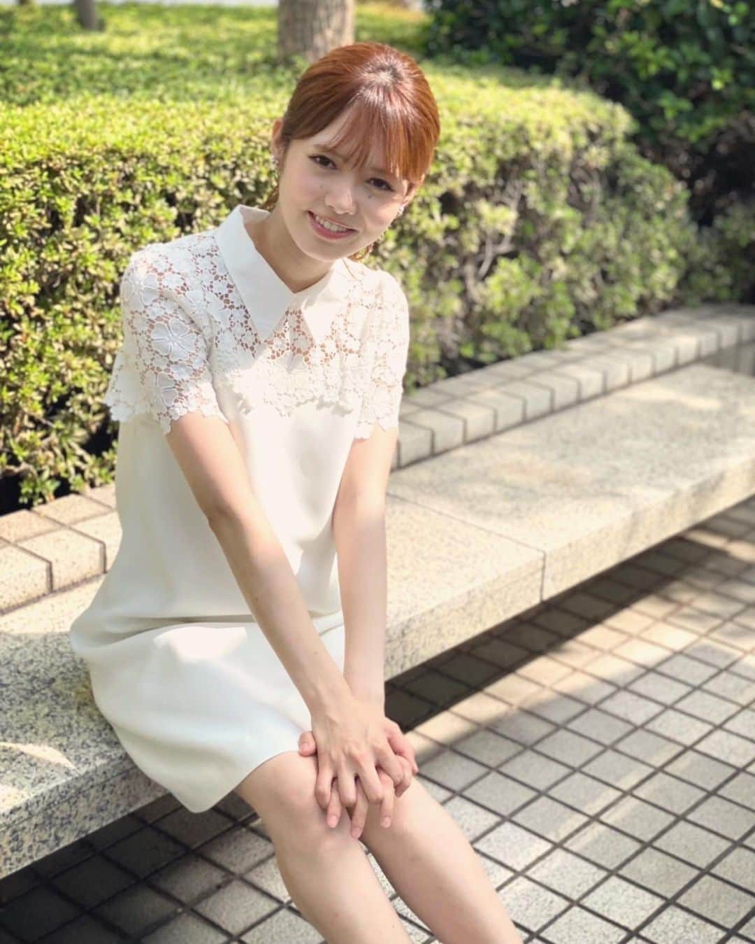 谷尻萌さんのインスタグラム写真 - (谷尻萌Instagram)「こんばんは〜💕 連日熱戦が続いていますが皆さんはいかがお過ごしですか🤲📣 私は選手からパワーをもらっていま〜すっ💪  北海道では例年にない猛烈な暑さとなっていますね、、熱中症にきーつけて過ごしましょ👌  またお天気の急変にもお気をつけ下さい☔️  明日からは8月やね😉❣️ お子さんは夏休みかな？？ 宿題は、先にやる派？それともギリギリ迄やらない派〜？✏️ 私は先にまとめてやっちゃう派かな〜📚📖☺️ ためんと〜はよし〜やっ♥️😉😎  ほなこの後15分間だけインスタライブするね😇 まったね〜♪♡  (最後の写真、私の胸にとまっているのはミンミンゼミのメスやで🥰もしかして懐いてる？？😳)  #めざましどようび　#お天気キャスター #セントフォース　#谷尻萌 #ミンミンゼミ　#夏コーデ #白ワンピース　#ポニーテール　 #イヤリング　#イエベ春 #骨格ストレート　#骨格ウェーブ　#フェミニン #サンダル　#アナウンサー　#衣装」7月31日 21時49分 - tanijiri_moe