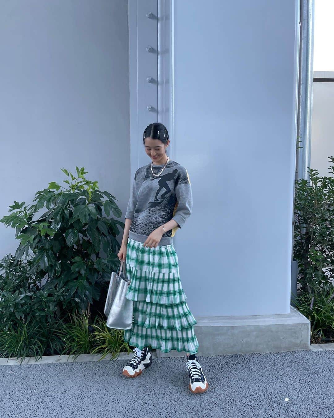 のインスタグラム：「写真撮ってもらってるときに新芽に気を取られてしまった🌱ちょんちょんと触っておきました。きっとまだ誰も触れてない部分を探すの地味に昔からやってた(笑) なんか嬉しいんだよね。　  ど派手な日でした💚💛　 そして後ろがかわいくない？？ 露出狂なのでこんなに生地が多いのは珍しいです。(笑) 極力夏は布を纏いたくない😇珍しいグリーンチェックのスカート がお気に入りです🙆‍♀️  #kaede626style #ootd#lovebonito #fashion」