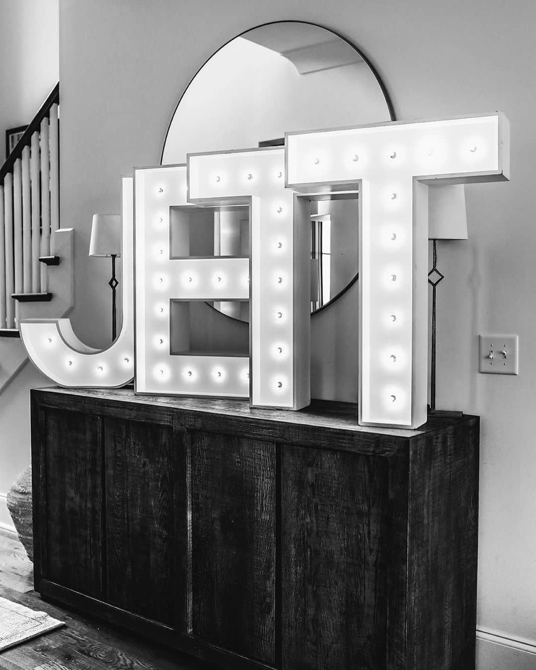 ショーン・ジョンソンのインスタグラム：「Jett James East.  (My great great great grandmothers name) + (Andrews brothers name) 😊 @jettjameseast」