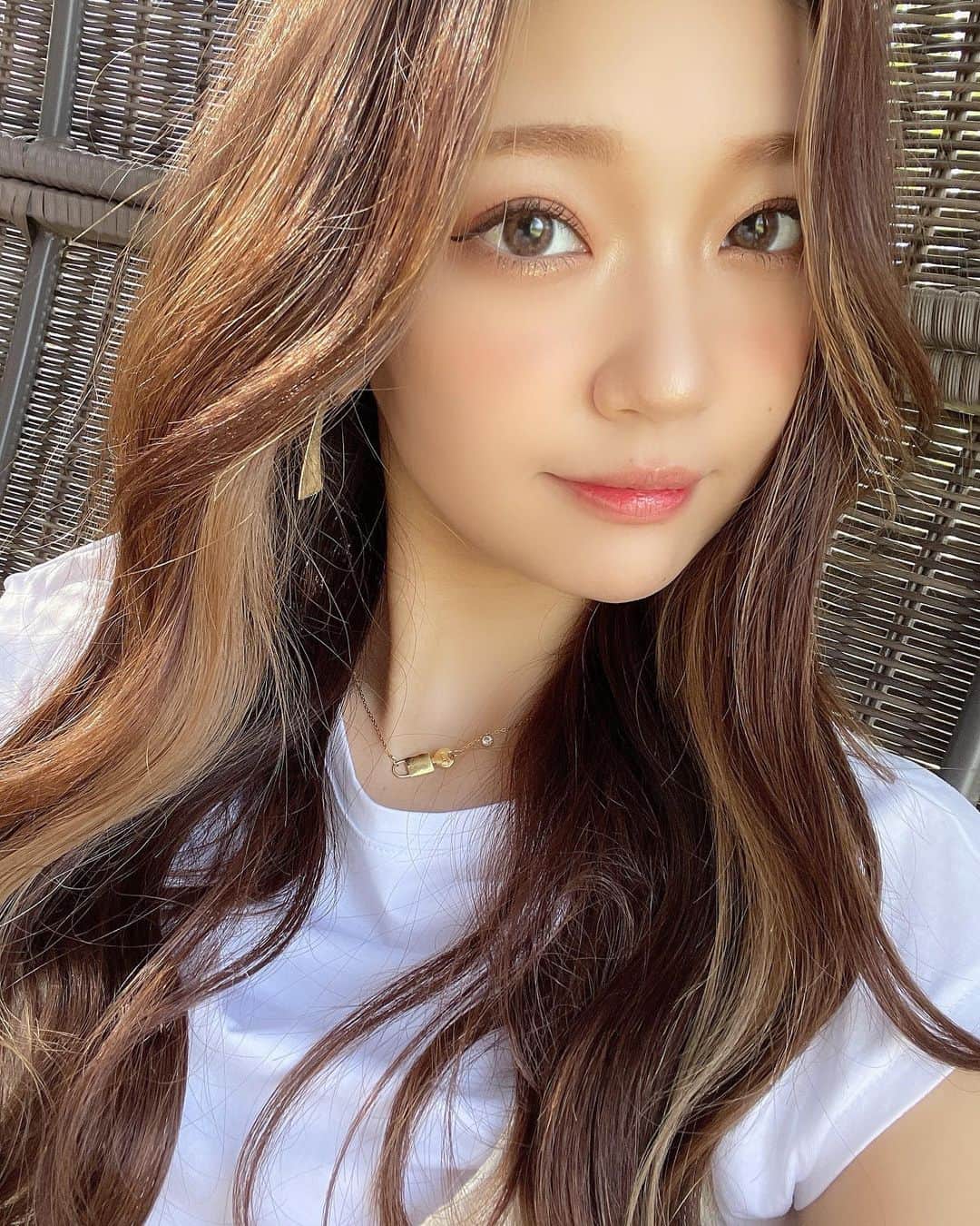 いっちゃん/嶋津 いつみのインスタグラム：「. . 昨日、2年8ヶ月勤めた病院を 退職しましたー👏🏻✨ . . . . 最強に人間関係のいい職場で 部署内で私が1番年下ということもあり お姉様方、先生達に とても可愛がっていただきました😭❤️ . . . . こーんなに気を使わず、 自由に過ごせる職場は他にないと思うww . . . . オールマイティに 何でもこなせないといけない部署柄、 たくさんのスキルを身につけることが出来たし 自分の財産になりました💪🏻💨 . . . . 最後の挨拶した時、 みーんなが残念がってくれて… 仲良しの患者さんもすごく落ち込んじゃって…w 心苦しかった😭😭😭 . . . . . 明日からは、とりあえず 引越しに向けて本格始動しまーす⭐️ . . .   #いっちゃんコーデ #ブライダルモデル #アレンジモデル #ヘアカラー  #ヘアアレンジ #くしゃ顔  #フリーモデル #ドレスモデル #ダイエット  #치맥  #좋아요환영 #소통환영 #팔로우환영  #팔로미 #인친환영 #친구해요 #셀카 #셀피」