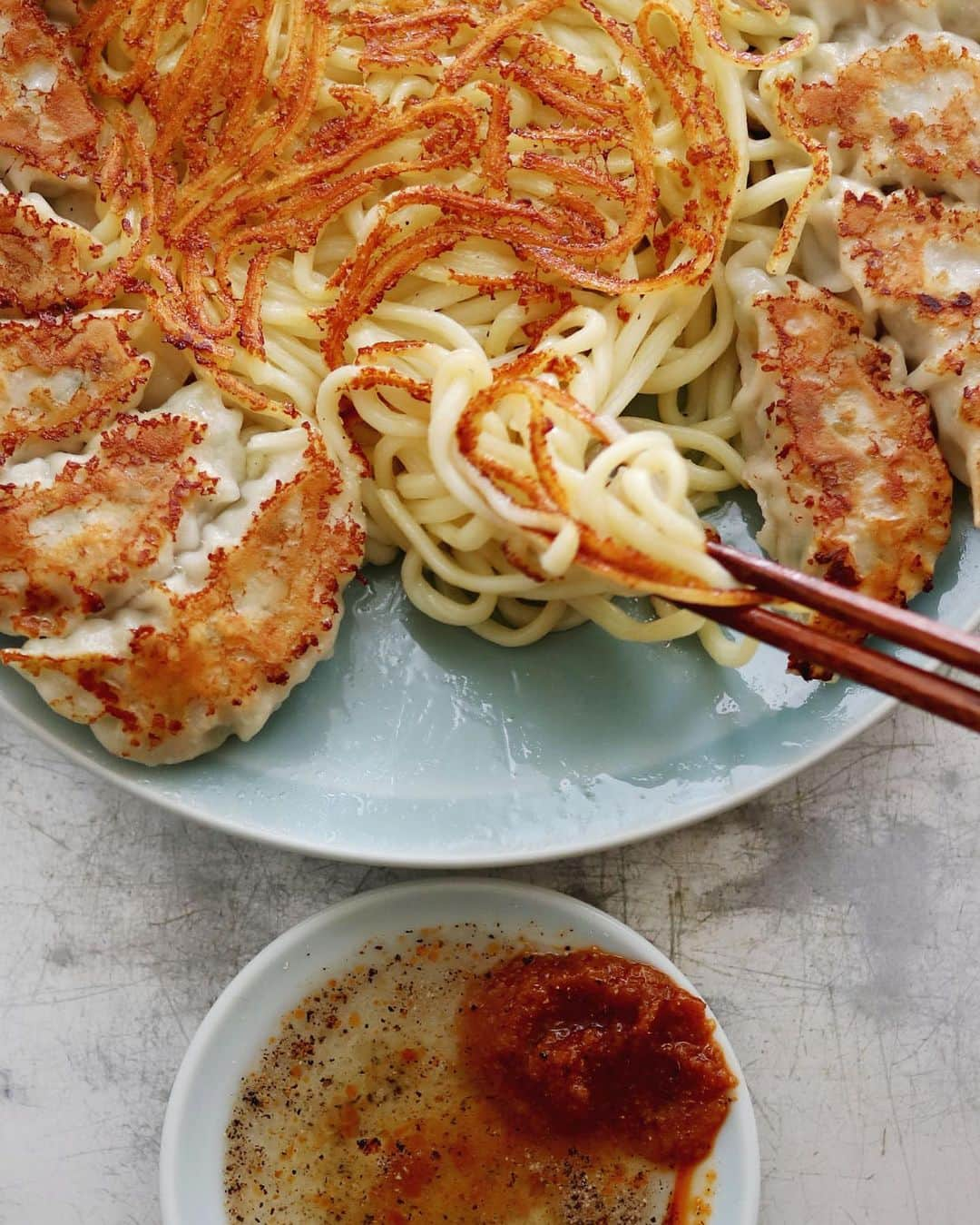 樋口正樹さんのインスタグラム写真 - (樋口正樹Instagram)「Gyoza & Yakisoba . 焼き餃子と焼きそば混合🔥 . コレは何かと言いますと、 餃子を焼くときに一緒に 焼きそばを焼いたもので、 ズボラ飯ですがイケます✌️ . 餃子の具は豚とキャベツ、 焼きそばは北野エースの 太麺の塩味を使用してて、 さっと湯がきほぐしたら 粉末ソースで和えておき、 餃子と一緒に焼いてます。 カリッカリの焼きそばを 餃子をおかずに頂きます😋 . 瀬戸内はっさくも美味し👍 @kitanoace . . #餃子焼きそば #焼きそば餃子 #餃子 #餃活 #餃子部 #酢こしょう #焼きそば #ズボラ飯 #餃子です #北野エース #キタノセレクション #北野エースで購入 #北野エース買物倶楽部 #北野エースで買ったよ #北野エース推し隊 #餃子LOVE #dumplings #kitanoace」7月31日 22時01分 - higuccini