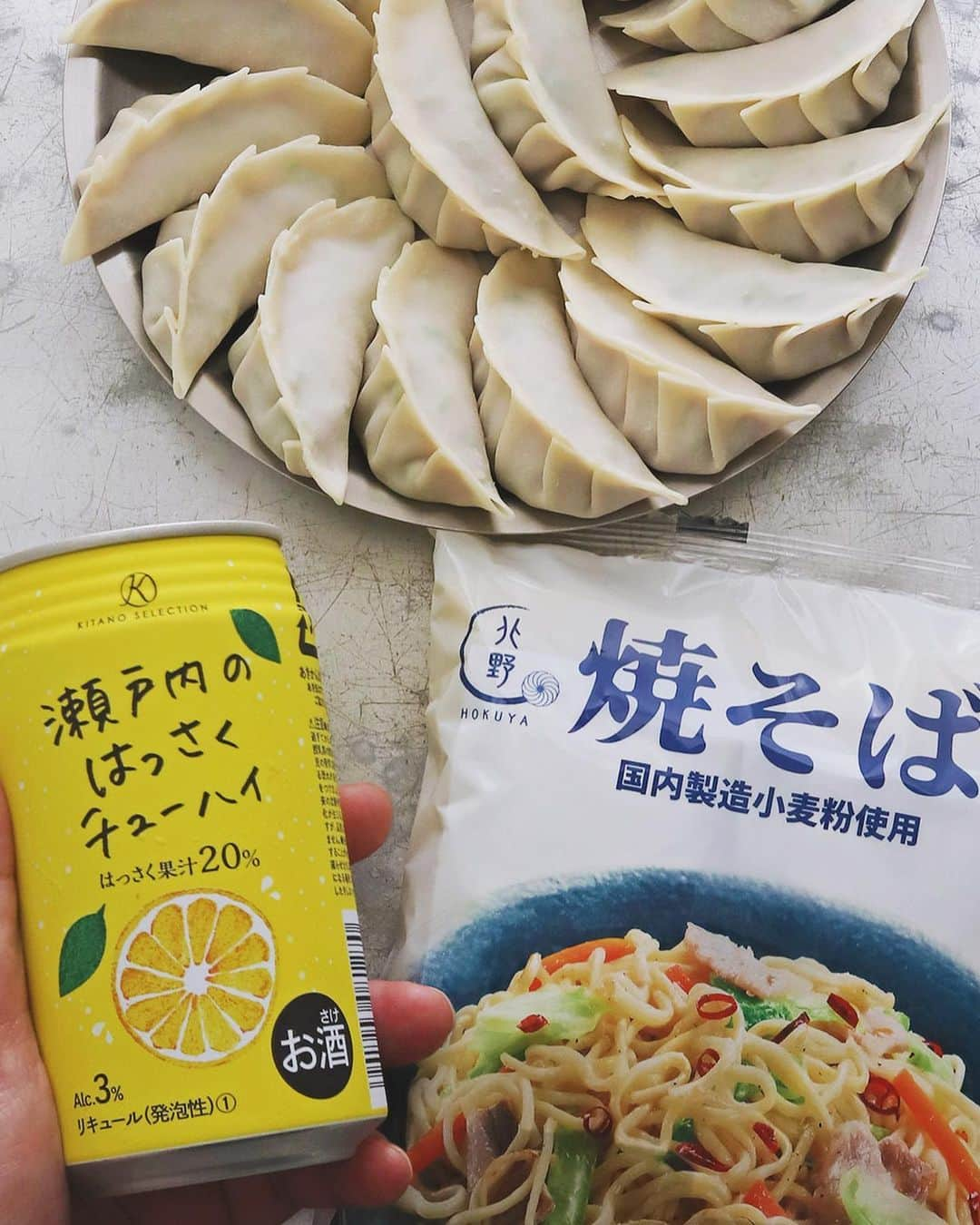 樋口正樹さんのインスタグラム写真 - (樋口正樹Instagram)「Gyoza & Yakisoba . 焼き餃子と焼きそば混合🔥 . コレは何かと言いますと、 餃子を焼くときに一緒に 焼きそばを焼いたもので、 ズボラ飯ですがイケます✌️ . 餃子の具は豚とキャベツ、 焼きそばは北野エースの 太麺の塩味を使用してて、 さっと湯がきほぐしたら 粉末ソースで和えておき、 餃子と一緒に焼いてます。 カリッカリの焼きそばを 餃子をおかずに頂きます😋 . 瀬戸内はっさくも美味し👍 @kitanoace . . #餃子焼きそば #焼きそば餃子 #餃子 #餃活 #餃子部 #酢こしょう #焼きそば #ズボラ飯 #餃子です #北野エース #キタノセレクション #北野エースで購入 #北野エース買物倶楽部 #北野エースで買ったよ #北野エース推し隊 #餃子LOVE #dumplings #kitanoace」7月31日 22時01分 - higuccini