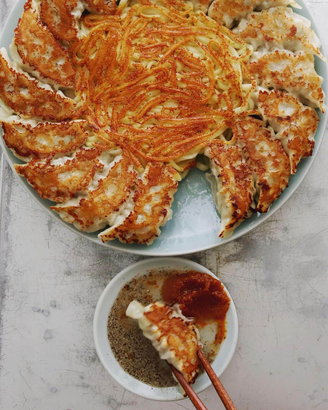 樋口正樹さんのインスタグラム写真 - (樋口正樹Instagram)「Gyoza & Yakisoba . 焼き餃子と焼きそば混合🔥 . コレは何かと言いますと、 餃子を焼くときに一緒に 焼きそばを焼いたもので、 ズボラ飯ですがイケます✌️ . 餃子の具は豚とキャベツ、 焼きそばは北野エースの 太麺の塩味を使用してて、 さっと湯がきほぐしたら 粉末ソースで和えておき、 餃子と一緒に焼いてます。 カリッカリの焼きそばを 餃子をおかずに頂きます😋 . 瀬戸内はっさくも美味し👍 @kitanoace . . #餃子焼きそば #焼きそば餃子 #餃子 #餃活 #餃子部 #酢こしょう #焼きそば #ズボラ飯 #餃子です #北野エース #キタノセレクション #北野エースで購入 #北野エース買物倶楽部 #北野エースで買ったよ #北野エース推し隊 #餃子LOVE #dumplings #kitanoace」7月31日 22時01分 - higuccini