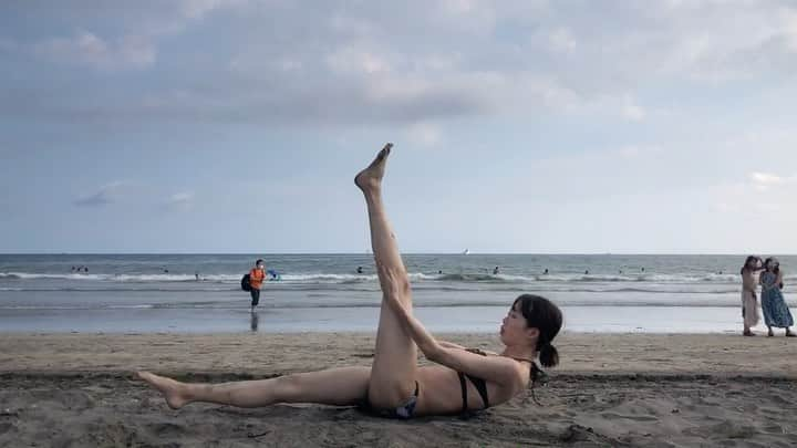 関絵理子のインスタグラム：「#🏖  7月最後に海に！！✨  砂浜を見たらピラティスしたくなり😁まだまだ苦手な動きをやってみました🏖くびれ筋などなど効果的！  ・ ・ ・  #砂浜ピラティス #ピラティス動画 #ハムプル #ピラティスインストラクター#ビーチピラティス ##スタイルアップ #体型改善 #お腹痩せ #自己整体 #美脚美尻 #くびれ作り #体質改善レシピ#姿勢改善#pilateslover#pilateslife #pilatesfit #pilatesinstructor #えりピラ」