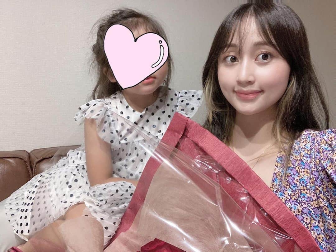 小森美果のインスタグラム：「こないだで27歳！今年も健康で 家族仲良く支え合っていきます🐣 写真見えてないけど薔薇もらた🌹」