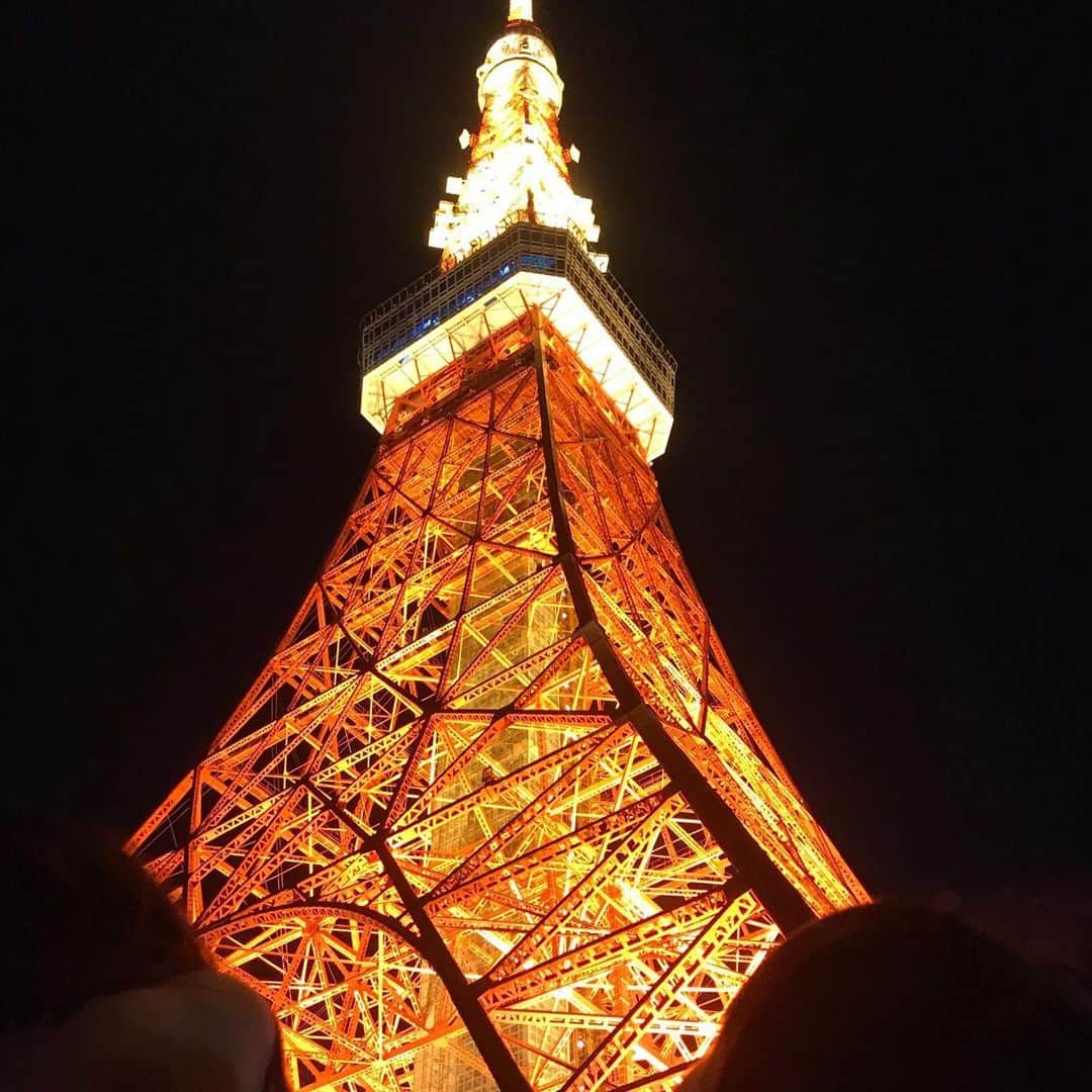 森崎友紀さんのインスタグラム写真 - (森崎友紀Instagram)「みんなで東京タワーへ散歩に行きました。 足元から見ると大迫力。2人とも指差して興奮してました(^^) なんだかパワーをもらえた気がします。  #森崎友紀#東京タワー#パワースポット」7月31日 22時47分 - morisakitchen