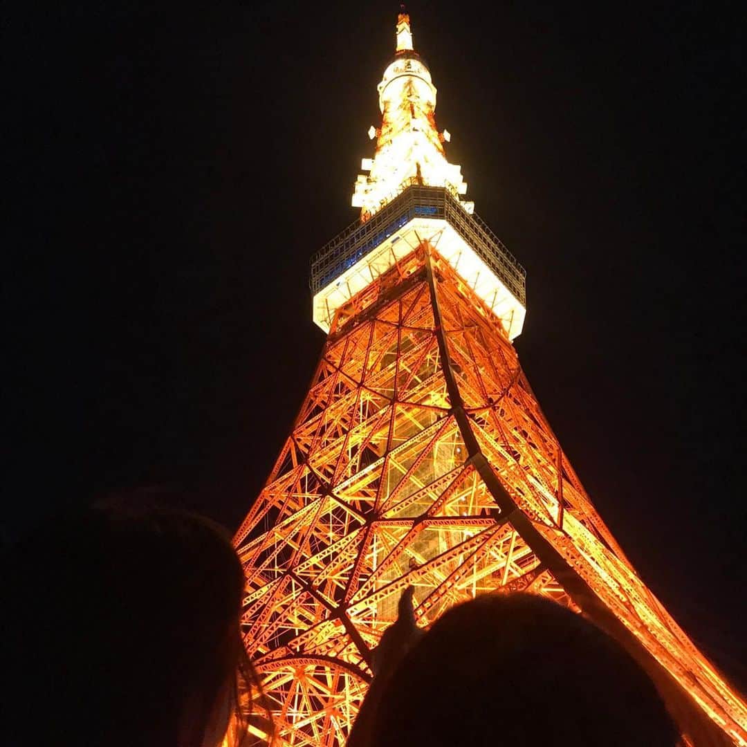 森崎友紀さんのインスタグラム写真 - (森崎友紀Instagram)「みんなで東京タワーへ散歩に行きました。 足元から見ると大迫力。2人とも指差して興奮してました(^^) なんだかパワーをもらえた気がします。  #森崎友紀#東京タワー#パワースポット」7月31日 22時47分 - morisakitchen