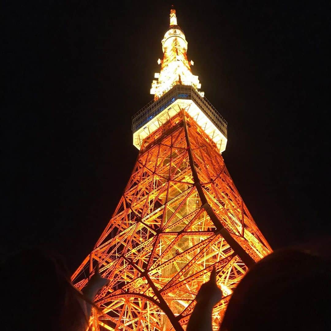 森崎友紀のインスタグラム：「みんなで東京タワーへ散歩に行きました。 足元から見ると大迫力。2人とも指差して興奮してました(^^) なんだかパワーをもらえた気がします。  #森崎友紀#東京タワー#パワースポット」