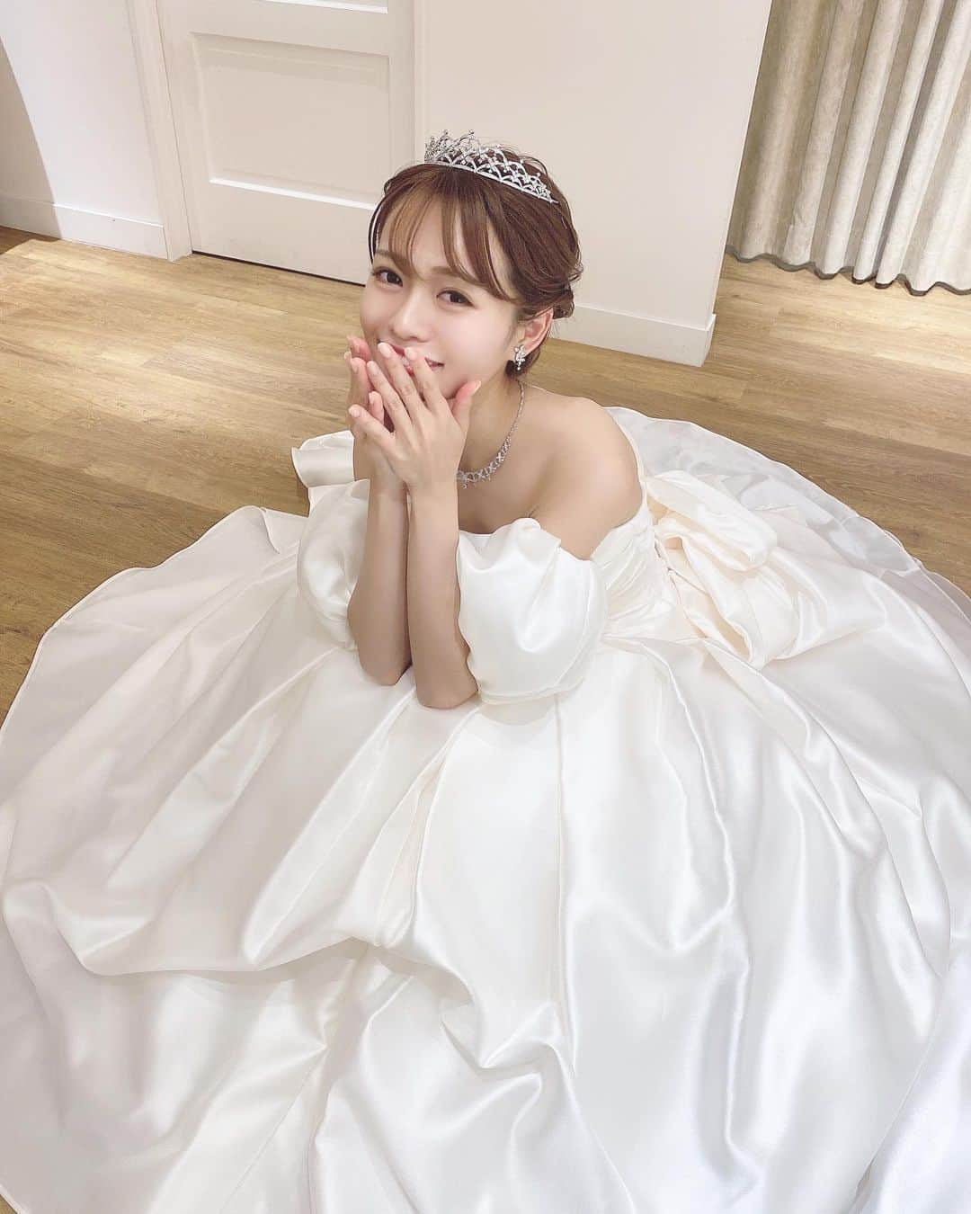 Isakoさんのインスタグラム写真 - (IsakoInstagram)「にこにこ☺️ 生クリームみたいなウェディングドレス👰‍♀️🤍 　 今朝の撮影で着させて頂いたドレスが生クリームみたいで可愛かったです🌹 　 装飾なしのシンプルなサテンドレスでも凝ったデザインだと可愛いな🥰 　 　 オリンピックのサッカーを観るためにお仕事を頑張るのが最近のマイブーム⚽️ 　  　  #ウェディングドレス#ウェディングヘア#プレ花嫁#ドレス#ウエディングドレス#ウエディングヘア#マイナビウエディング#プリンセス#プリンセスドレス #mynaviweddingsalon#wedding#weddingdress#weddingphoto#princess#isakoweddding」7月31日 22時47分 - ichaaako