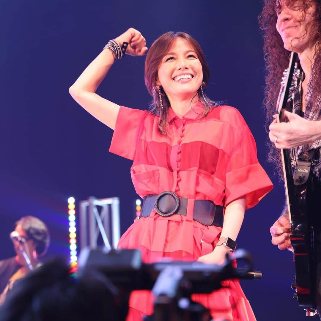 相川七瀬さんのインスタグラム写真 - (相川七瀬Instagram)「Rock Kingdomツアー、ファイナルZepp東京。すぐ側には聖火が灯っています。私は、この夜を忘れません。本当に幸せな1か月でした。コロナ禍の中で、多大なるご協力を皆様に頂き感謝の気持ちでいっぱいです。有難う御座いました。 また、11月7日に再びこのメンバーで、中野サンプラザで演奏できることが決まりました。皆さんにまた、大人なROCKを届けられる日を楽しみにしています！有難うございました！！  #25周年ライブ #相川七瀬 #織田哲郎」7月31日 23時32分 - nanasecat