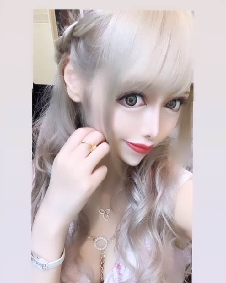 ねねーしゅのインスタグラム：「うごく。 今月酔いすぎてカラコン3つ無くしてます。 8月も楽しい月になるといいなぁ〜  #歌舞伎町#キャバクラ#新宿#キャバ嬢#歌舞伎#キャバ#BAR#ホスト#サパー#コンカフェ#ガルバ」