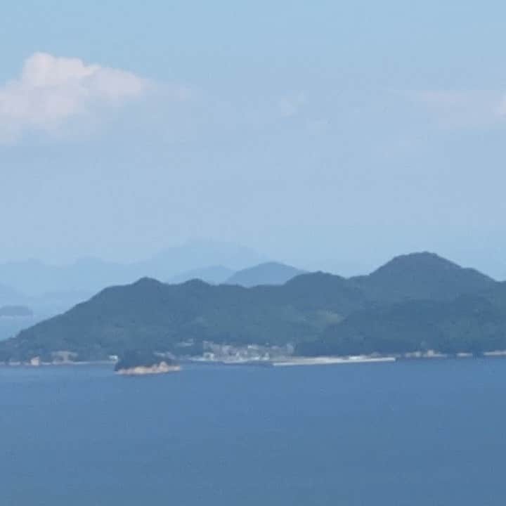 工藤村正のインスタグラム：「広島県福山市、鞆の浦（とものうら）私の最も好きな瀬戸内海の風景です。この沖合で坂本龍馬の海援隊いろは丸が衝突事故で沈没した潮待ちの湊、自然の漁港では日本でただ1箇所存在しているところ…いろは丸の一部が展示されている龍馬館だと思うけど、いろは丸の燃料の石炭を頂いて来た事もありました（坂本の本家筋の流れなので…）」