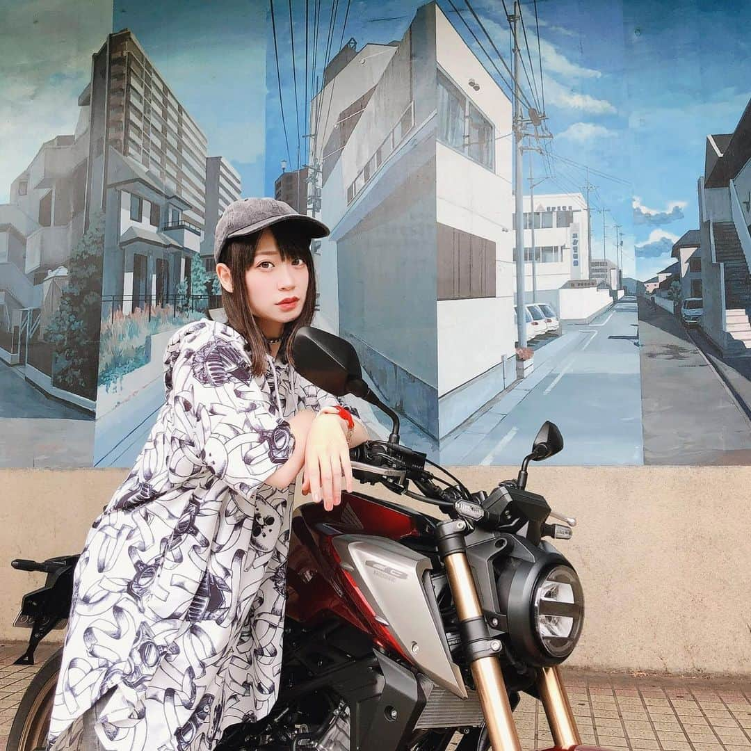 小島夕佳さんのインスタグラム写真 - (小島夕佳Instagram)「🏍  ７月もたくさんありがとうございました☺︎ ８月もいっぱいいっぱい楽しむぞおお  ･ ･ ･ ･ ･ ･  お知らせ ･ ･ ･ ･ ･ ･  📖7月30日(金)発売 月刊オートバイ９月号 - 別冊付録「RIDE」 小島夕佳 掲載しております！  バイク：HONDA CB125R 衣装テーマ：アート・ロック  仮面女子×ドラッグハニーの パーカーワンピースを着ました☠︎⋆  いつもと違うメイクにも チャレンジしてみましたのでぜひっ  電子書籍版もございます◎」8月1日 0時07分 - kojimayuukataso