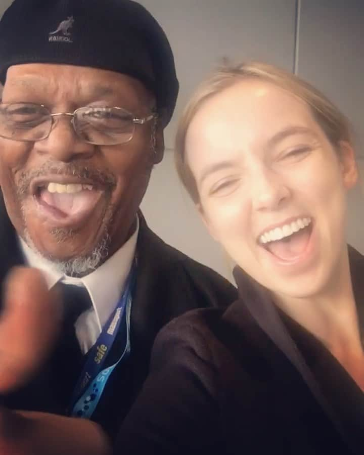 ジョディー・カマーのインスタグラム：「I just found an old video from 2019 when I flew to Boston to start filming for the one and only @freeguymovie. I lost my bag at the airport that pretty much had my life in it and this wonderful man, Russel did everything in his power to relocate it. Not only did he do that but he was such a huge comfort and gave me my mantra for life. This is a very late thank you Russel but I hope you’re well wherever you are. 💫🌎 GO SEE FREE GUY AUGUST 13th! X」