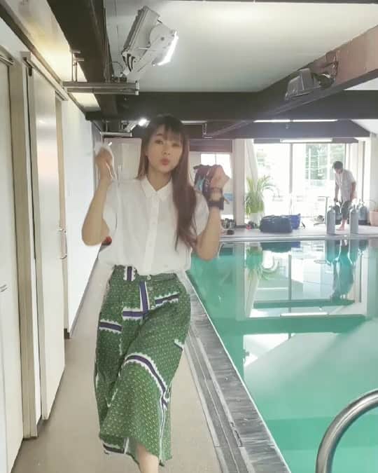 松本さゆきのインスタグラム：「ついに始動しました！ ダイビングのライセンを取ろうの会☺️ ことの発端はいつも通り子育てに追われていたある日、突然姉から連絡が。 「なぁ、ダイビングのライセンス取らへん？」 唐突な問いかけに一瞬止まった私ですが数秒後には二つ返事で首を縦に振っていました←😂  そこから始まった私と姉のライセンス取得への道！！スタッフさんも皆んな優しくてよく笑う明るい方達なので毎度の講習が楽しくてしょうがない😂 写真も動画もたくさんあるので少しずつアップしながらどんな感じかレポートしたいと思います🐠🐟🐡💓 ダイビングに興味はあったけどなかなかタイミングがなかったり、どうしたらいいかわからな方がいたなら是非問い合わせしてみてね☺️  私のインスタを見た方限定で特別プランをご用意ありますよ👍 ダイビング初級ライセンスコースが ¥55,000で取ることができます🌊 （海洋費は別）  これからfreeでダイビングをするので一緒にライセンス取って海行きましょ🏖💓🐬  他にも大阪、東京にも店舗があるみたいなので検索してみてください👍 @free_kameido （東京・亀戸） @free_nagoya_2016  @free_nagoya（名古屋）@diving_pro_shop_free_osaka（大阪）  DMやお電話で私のインスタ見たと問い合わせしてみてくださいね😋☎️💌  徐々にアップしていくのでお楽しみに👀」