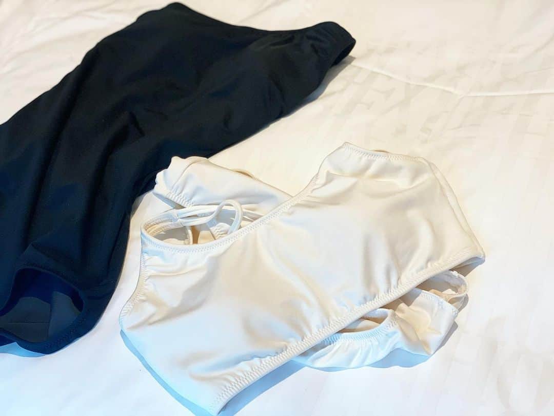 内山理名さんのインスタグラム写真 - (内山理名Instagram)「𝖯𝖱𝖮𝖳𝖠𝖦𝖮𝖭𝖨𝖲𝖳𝖠🖤🤍  Swim Setup/Asymmetry Swimwear 今年スイムウェア。こんなに暑くなると..泳ぎたいね〜。。  ヨガウェアやワンピースと合わせても可愛いから既にちょこちょこ着用していました♡ 華奢なストラップがすき。  #swimwear2021  #protagonista」7月17日 16時06分 - rinauchiyama_official