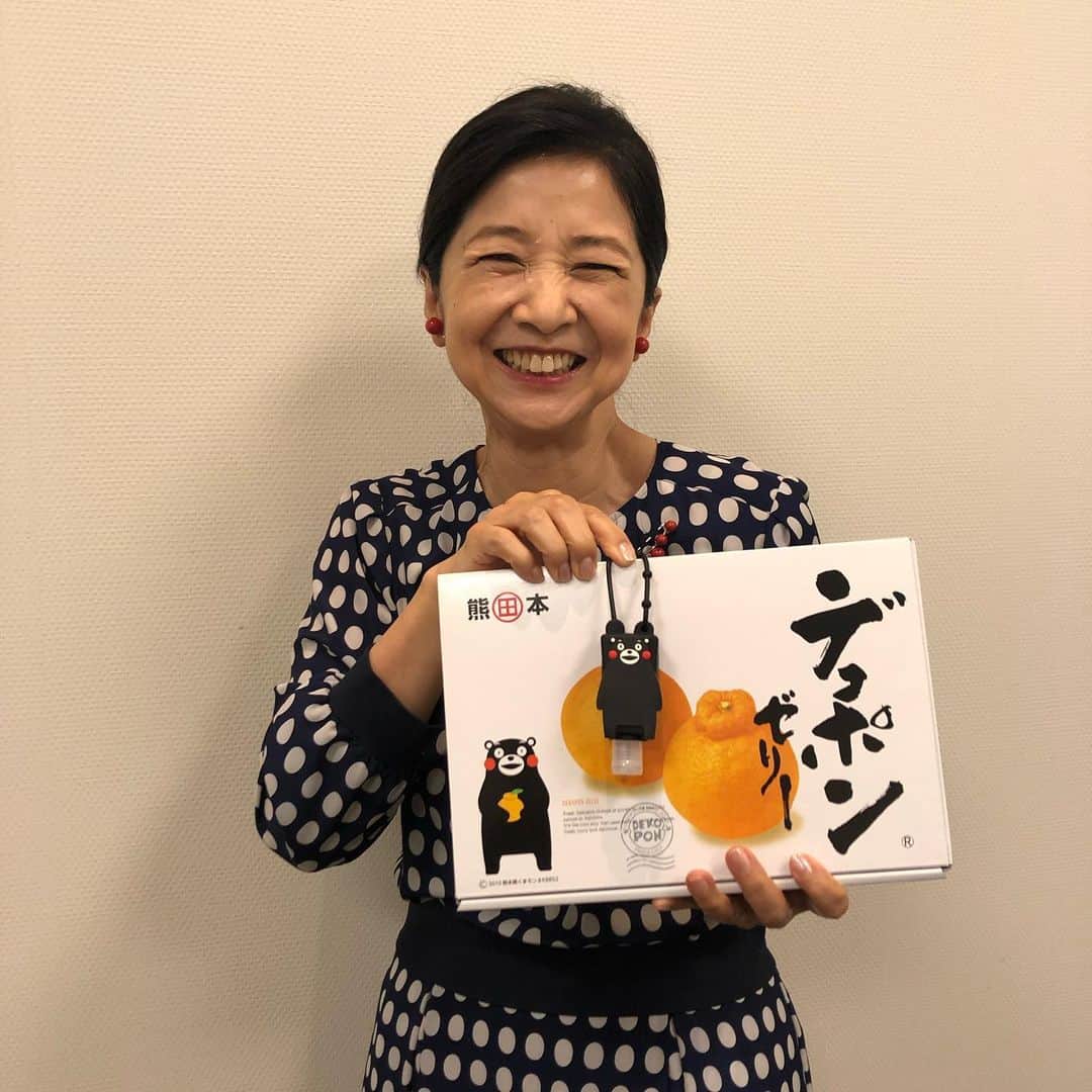 宮崎美子さんのインスタグラム写真 - (宮崎美子Instagram)「皆さん、こんにちは。 今日は、暑い☀️💦ですね。夏が来た！  先日、熊本県の関係のお仕事を東京でさせていただきました。  熊本のお土産をたくさんいただきました。  ありがとうございます😊  くまモンにもリモートで会いましたよ。  いつ会ってもくまモンは元気をもらえますね。  #熊本県 #くまモン #デコポン」7月17日 17時00分 - miyazakiyoshiko.official