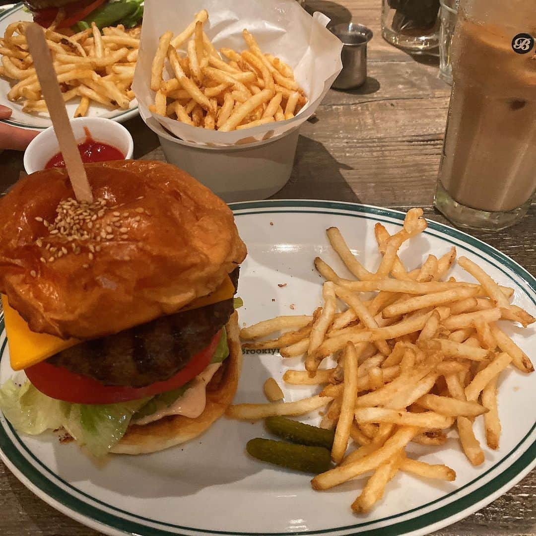 福地夏未さんのインスタグラム写真 - (福地夏未Instagram)「🍔 先週くらいのお姉ちゃんとお買い物の時👏🏻 ポテトついてると気付かず、 ポテトをサイドで頼む🍟 久々に大きなハンバーガー食べた！ _ #ハンバーガー #ポテト #ポテトありすぎ #hamburger #brooklynparlor」7月17日 17時12分 - natsuminmin19