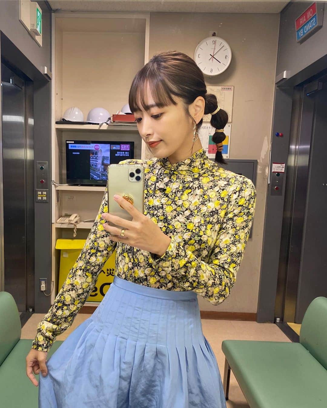 近藤千尋のインスタグラム：「みたらし団子ヘア♥️笑 (サム、みーちゃんの力作)💪🏻 ラヴィット衣装です🐰📺  今週もお疲れ様でした❣️ 昨日はメイクしたまま寝落ち… 久々にやってしまったー😂😂😂😂 朝から元気な娘たち、 まず、とっ散らかった部屋を どうにかします。そんな朝🤣♥️  トップス @leurlogetteofficial  スカート @akaneutsunomiya  アクセサリー @unigem_official  シューズ @dianashoespress」