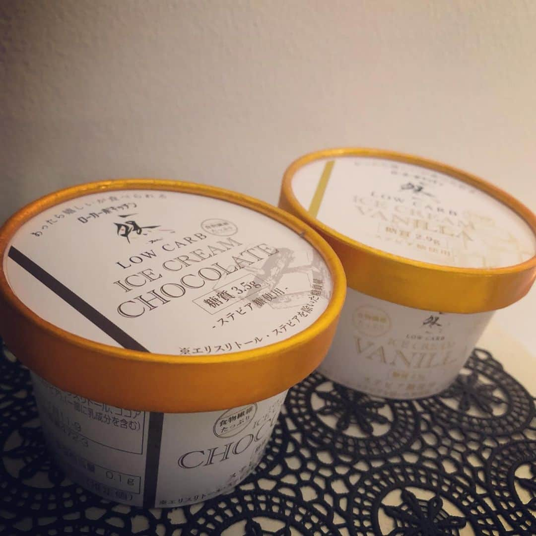 風子さんのインスタグラム写真 - (風子Instagram)「ローカーボキッチン然の低糖質アイス🍨  然の商品はすべて糖質7g以下😻  チョコアイスはカロリー125kcal バニラアイスはカロリー147kcal  ダイエット中の方が甘いの食べたくなるよね🙀 これなら罪悪感ないわ😹  ニム、食べれなくてへこんでる顔してる😹  私のおやつだからごめんね💛  #ローカーボキッチン然 #あったら嬉しいが食べられる #薬剤師プロデュース #ロカボダイエット #低糖質アイス #低糖質食専門店 #我慢しないダイエット #pr」7月17日 9時08分 - pchan030