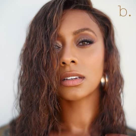 ケリー・ヒルソンのインスタグラム：「the “b” is for buttah. @buttahskin x @kerihilson. all summah long.  Use CODE: KERIBUTTAH for 20% OFF all products at checkout! 💛  #buttahbabe #unisex #skincare #itsbuttahbaby」