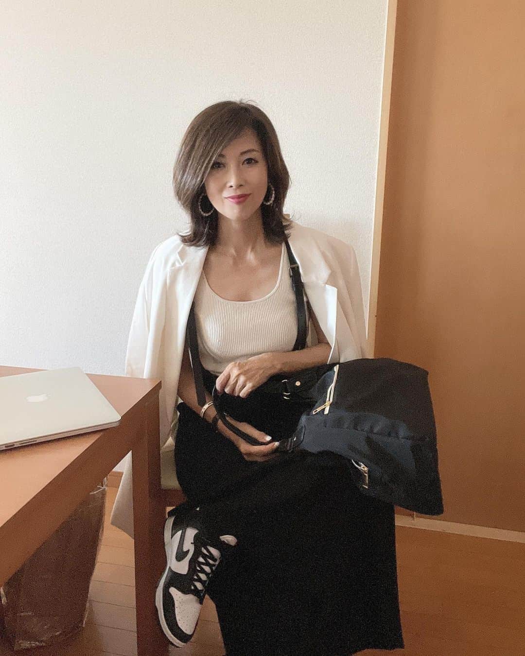 Naoko（なおこ）さんのインスタグラム写真 - (Naoko（なおこ）Instagram)「👜 👜 女子は バッグ👜と 靴👠が大好き。  大人女子も 使える @devicebagの ナイロンバッグだよ。 着る服を 選ばないデザインよね。 仕事のときでもオッケー✨ プライベートのカジュアルでも合いそう。  とにかく荷物整理が 下手な私。  あちこちに 分けていれよう。  他のトートもお安い期間  ストーリーから 飛んでみてね。  ＊その他の特典 下記2品番がセール中 3,190円→2,871円  ①Rename 帆布 BOXトートバッグ https://zozo.jp/shop/device/goods/43029066/?did=71608485  ②Rename キャンバス トートバッグ https://zozo.jp/shop/device/goods/52635241/?did=85777934  #デバイス #DEVICE #トートバック #ミニトートバック #大人コーデ #ootd  #熊本」7月17日 9時28分 - smile_naohibi