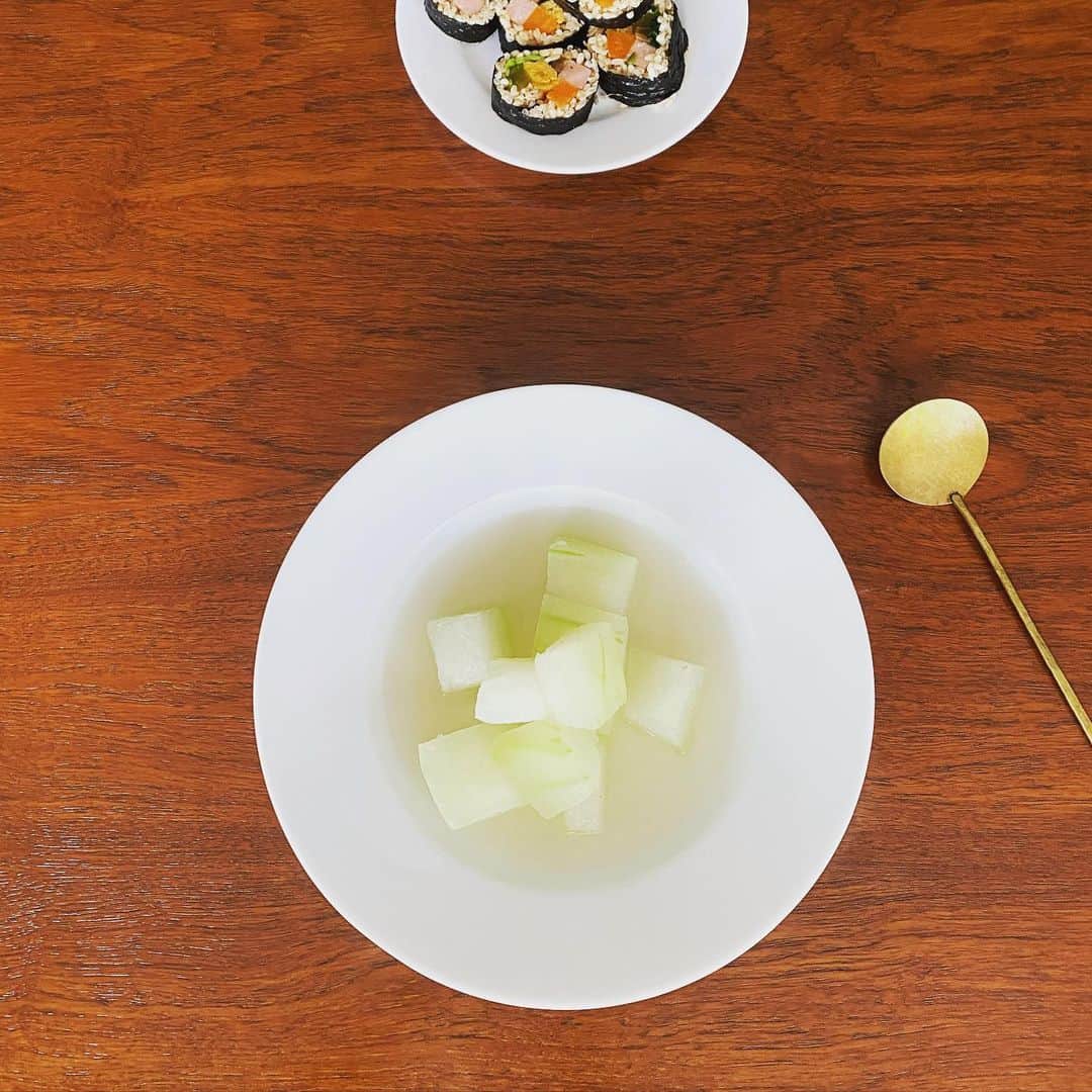 伊藤まさこのインスタグラム：「鶏は丸ごと買って茹でると、いろんな料理に展開できていい。今朝は冷凍しておいた鶏の茹で汁に冬瓜を入れてスープに。味は塩だけ。玄米のキンパといただきます。」