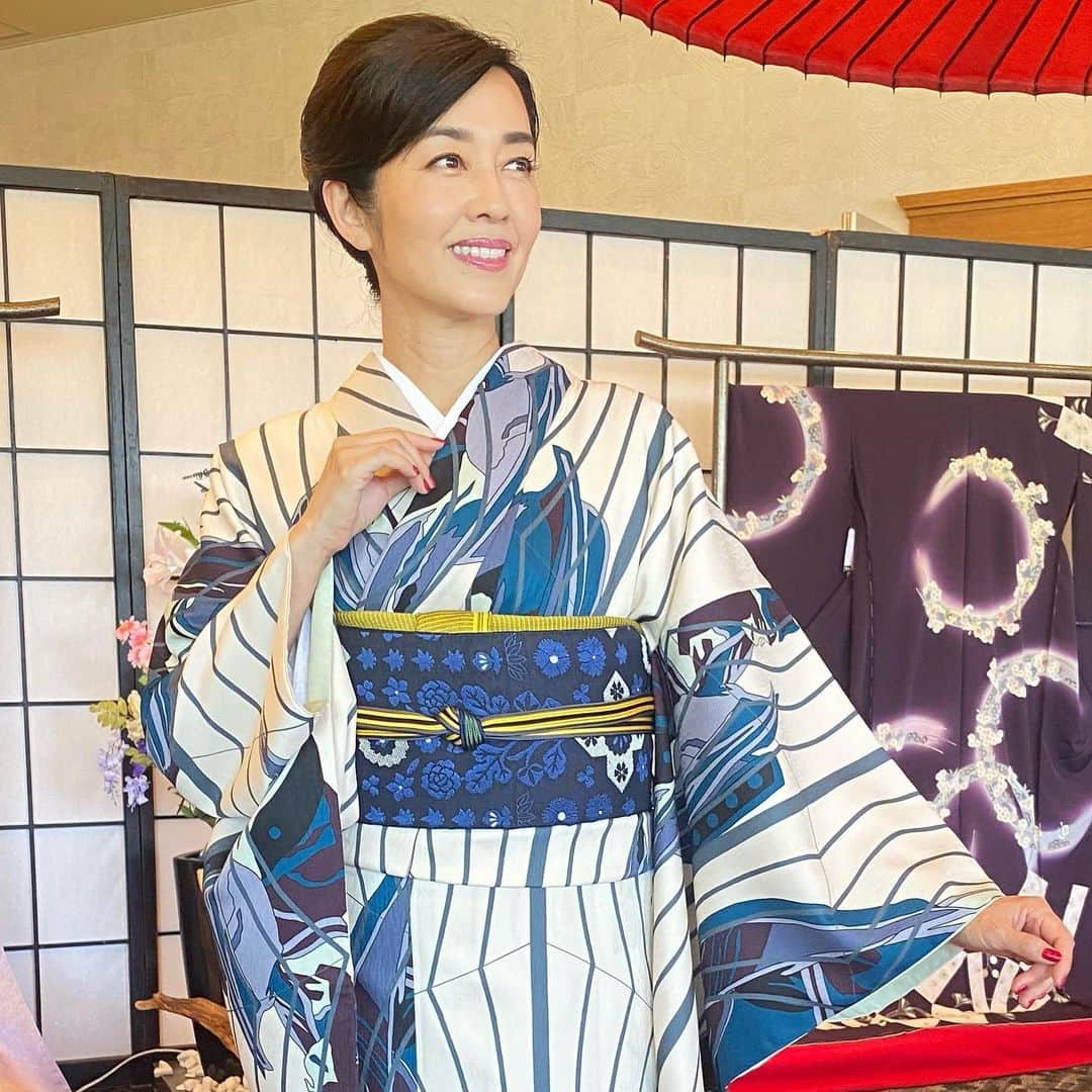 早見優さんのインスタグラム写真 - (早見優Instagram)「すっかりその気になって、、、 大きい柄が華やかで素敵 Another beautiful kimono by #jotarosaito   #kimono #着物 #japaneseculture」7月17日 10時20分 - yuyuhayami