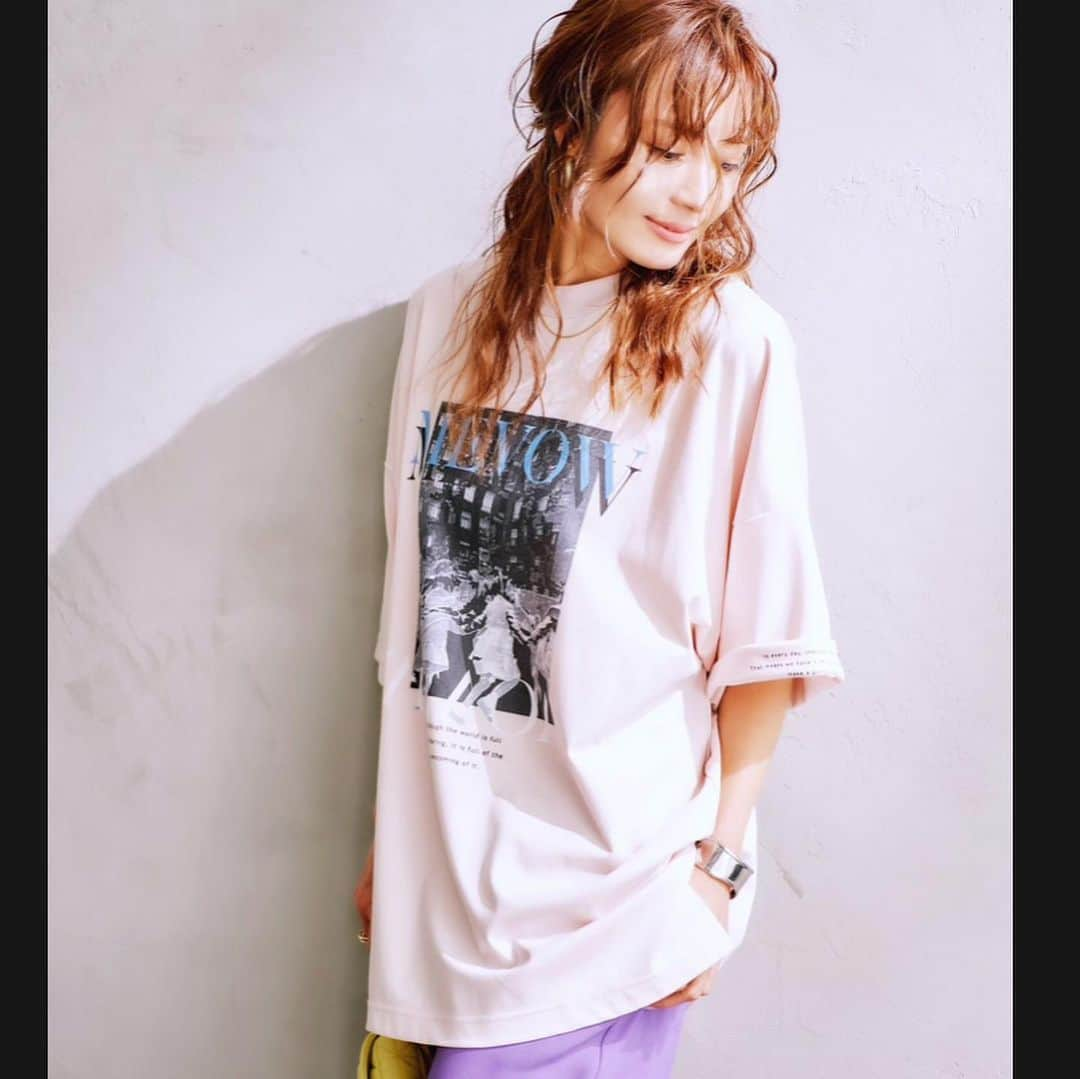 新山千春さんのインスタグラム写真 - (新山千春Instagram)「ユニセックスで着用できる MEVOWのTシャツ！！  先程のタイダイ染めTシャツ💜に続いて  BLACK🖤 WHITE🤍 PINK💓 全色ご紹介しますね✨  接触冷感素材で 着用した時に サラッとしてて冷たくて気持ちいいの！ 光沢感もあって、、 生地の柔らかさと 滑らかさにこだわったよ。  左袖は 折り返すと メッセージがでるように デザインしました♪  こんな時だからこそ 着用して少しでも ポジティブな気持ちに なってほしくて、、 このような メッセージを入れてみたよ💜  毎日、1,440分。 私たちには１日に1,440回 ポジティブな影響を与えられるチャンスがある！！！  #MEVOW #新山千春 #Tシャツ」7月17日 11時06分 - chiharuuu_0114