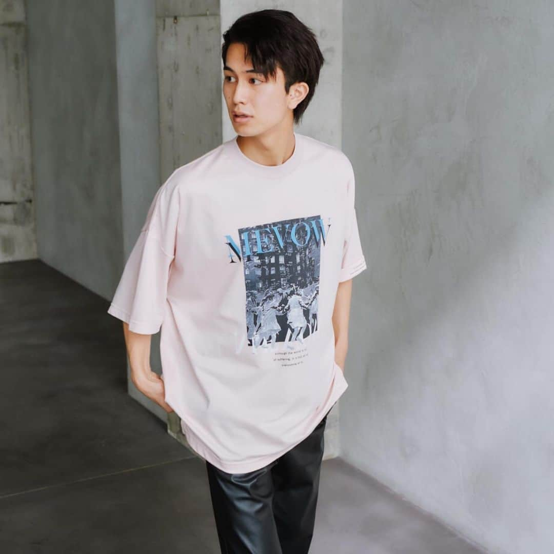 新山千春さんのインスタグラム写真 - (新山千春Instagram)「ユニセックスで着用できる MEVOWのTシャツ！！  先程のタイダイ染めTシャツ💜に続いて  BLACK🖤 WHITE🤍 PINK💓 全色ご紹介しますね✨  接触冷感素材で 着用した時に サラッとしてて冷たくて気持ちいいの！ 光沢感もあって、、 生地の柔らかさと 滑らかさにこだわったよ。  左袖は 折り返すと メッセージがでるように デザインしました♪  こんな時だからこそ 着用して少しでも ポジティブな気持ちに なってほしくて、、 このような メッセージを入れてみたよ💜  毎日、1,440分。 私たちには１日に1,440回 ポジティブな影響を与えられるチャンスがある！！！  #MEVOW #新山千春 #Tシャツ」7月17日 11時06分 - chiharuuu_0114