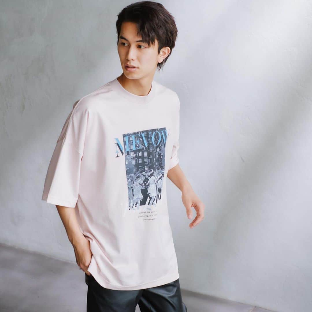 新山千春さんのインスタグラム写真 - (新山千春Instagram)「ユニセックスで着用できる MEVOWのTシャツ！！  先程のタイダイ染めTシャツ💜に続いて  BLACK🖤 WHITE🤍 PINK💓 全色ご紹介しますね✨  接触冷感素材で 着用した時に サラッとしてて冷たくて気持ちいいの！ 光沢感もあって、、 生地の柔らかさと 滑らかさにこだわったよ。  左袖は 折り返すと メッセージがでるように デザインしました♪  こんな時だからこそ 着用して少しでも ポジティブな気持ちに なってほしくて、、 このような メッセージを入れてみたよ💜  毎日、1,440分。 私たちには１日に1,440回 ポジティブな影響を与えられるチャンスがある！！！  #MEVOW #新山千春 #Tシャツ」7月17日 11時06分 - chiharuuu_0114